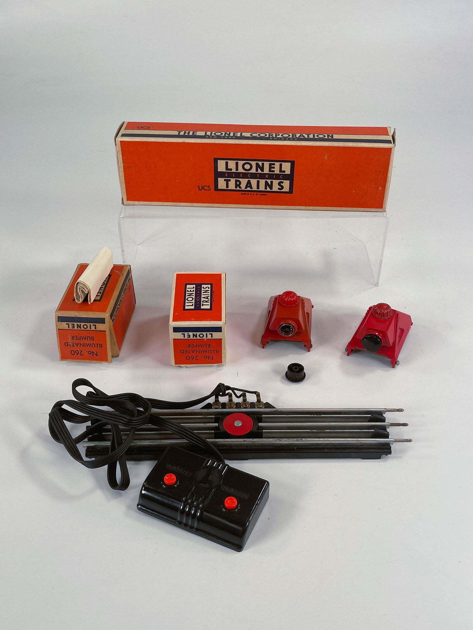 Lionel Postwar #260 Illuminated Bumper (x2) and UCS O (1 of 14)