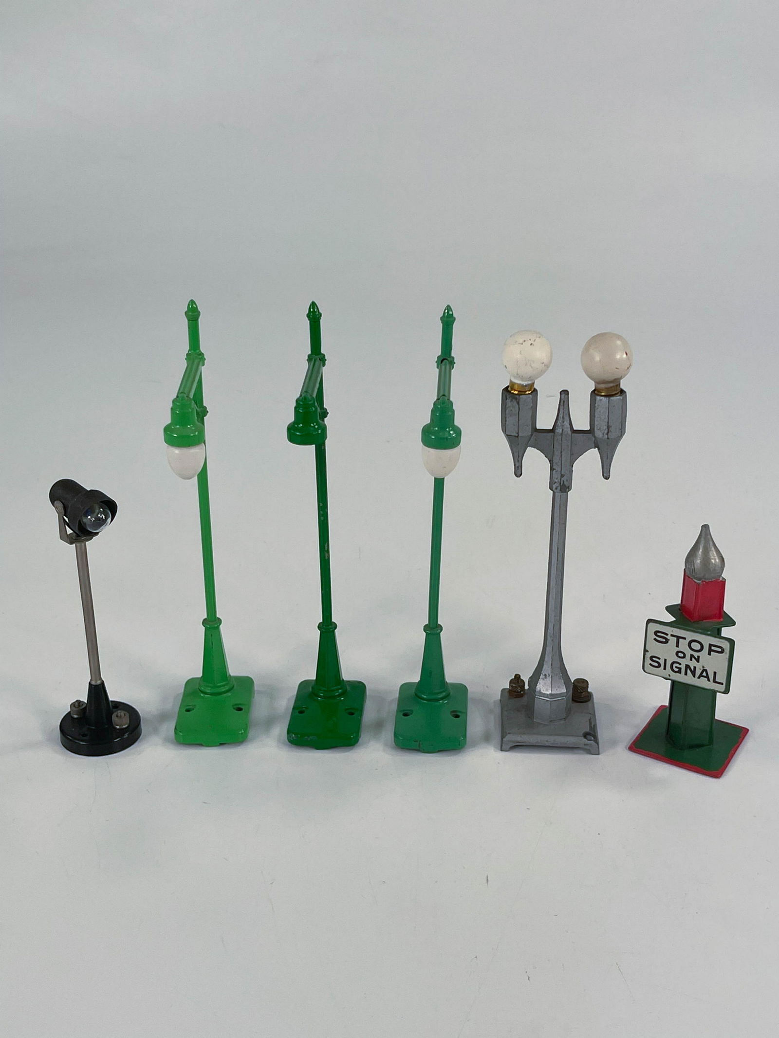 American Flyer Postwar Light with Signal and Lionel (1 of 11)