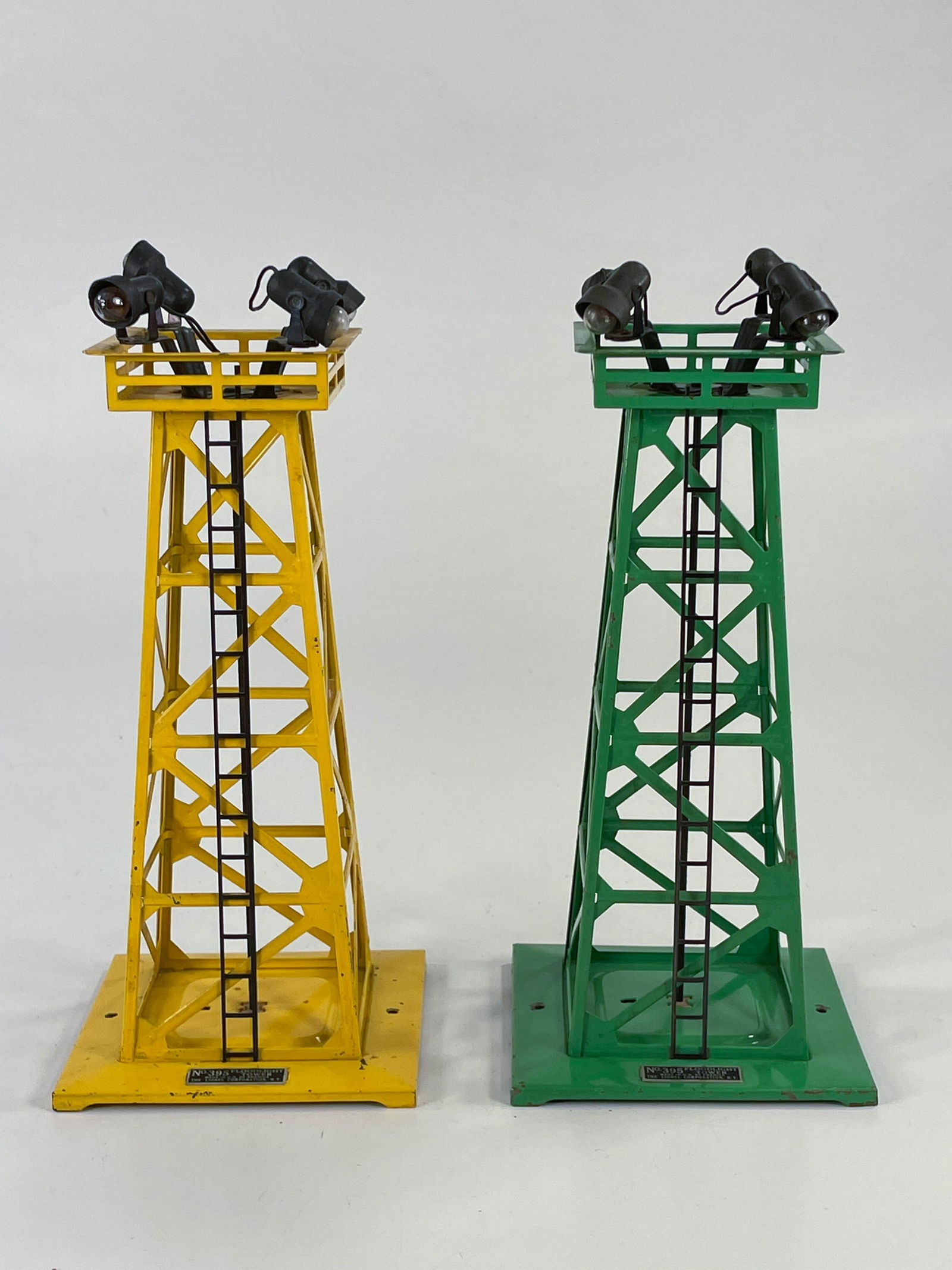 Lionel Postwar #395 Green Floodlight Tower and #395 (1 of 7)