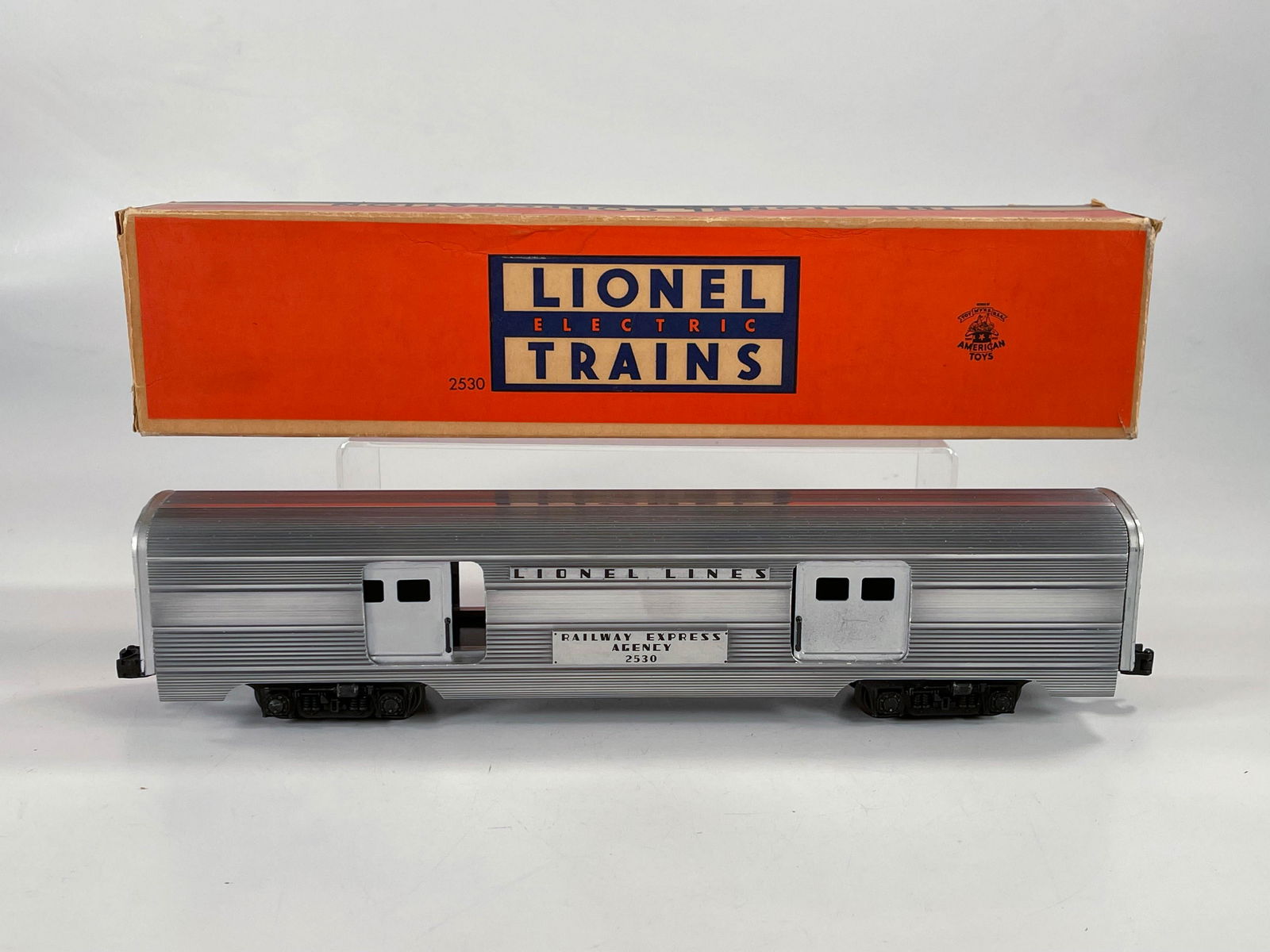 Lionel Postwar #2530 large door baggage car with (1 of 11)