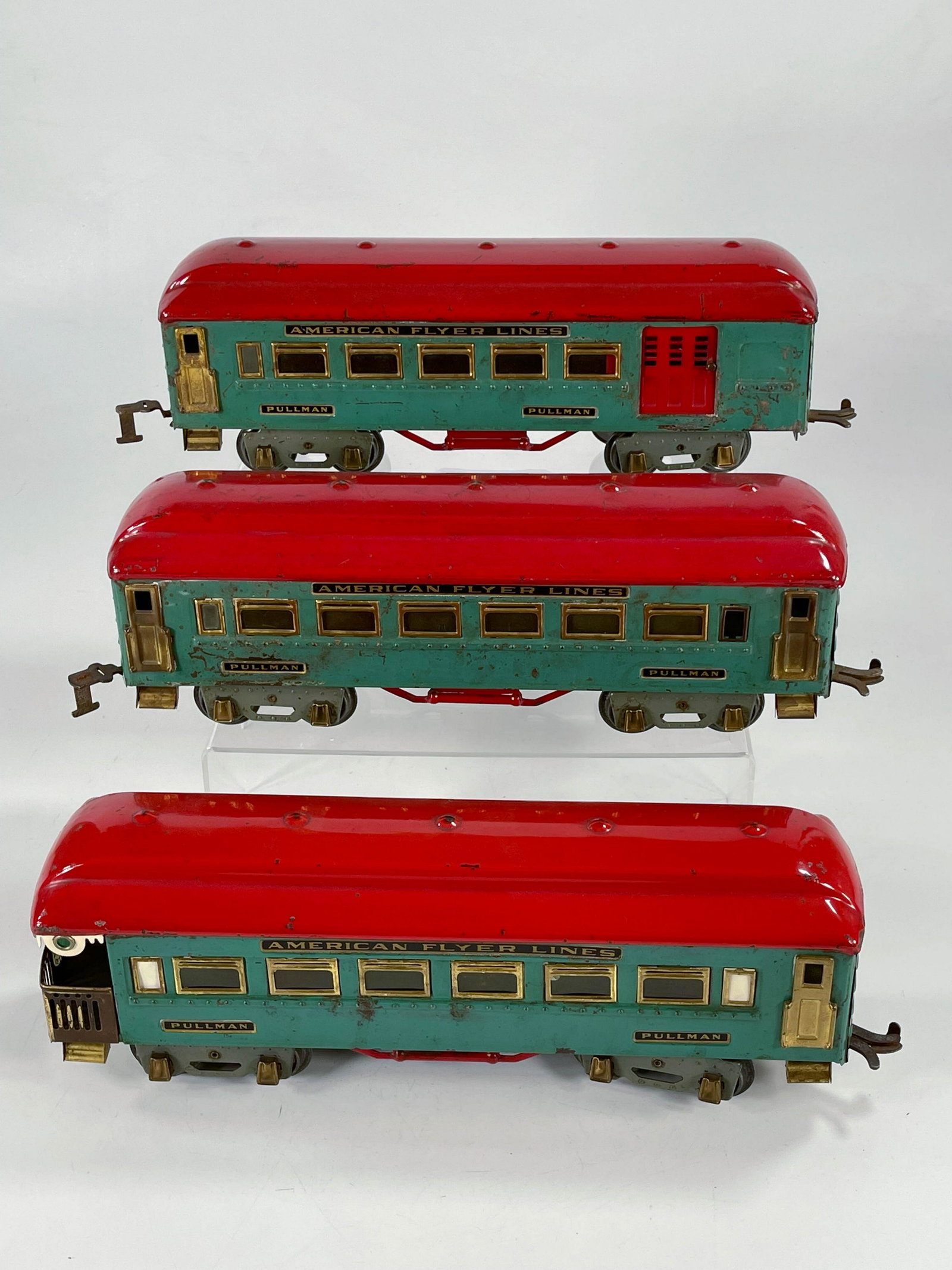 American Flyer Prewar #4352, #4351 and #4350 Stadium: American Flyer Prewar #4352, #4351 and #4350 Stadium cars with peacock litho side/ red roofs, with the cars in overall C6 for the #4350 and #4352, and #4351 cars in C5.