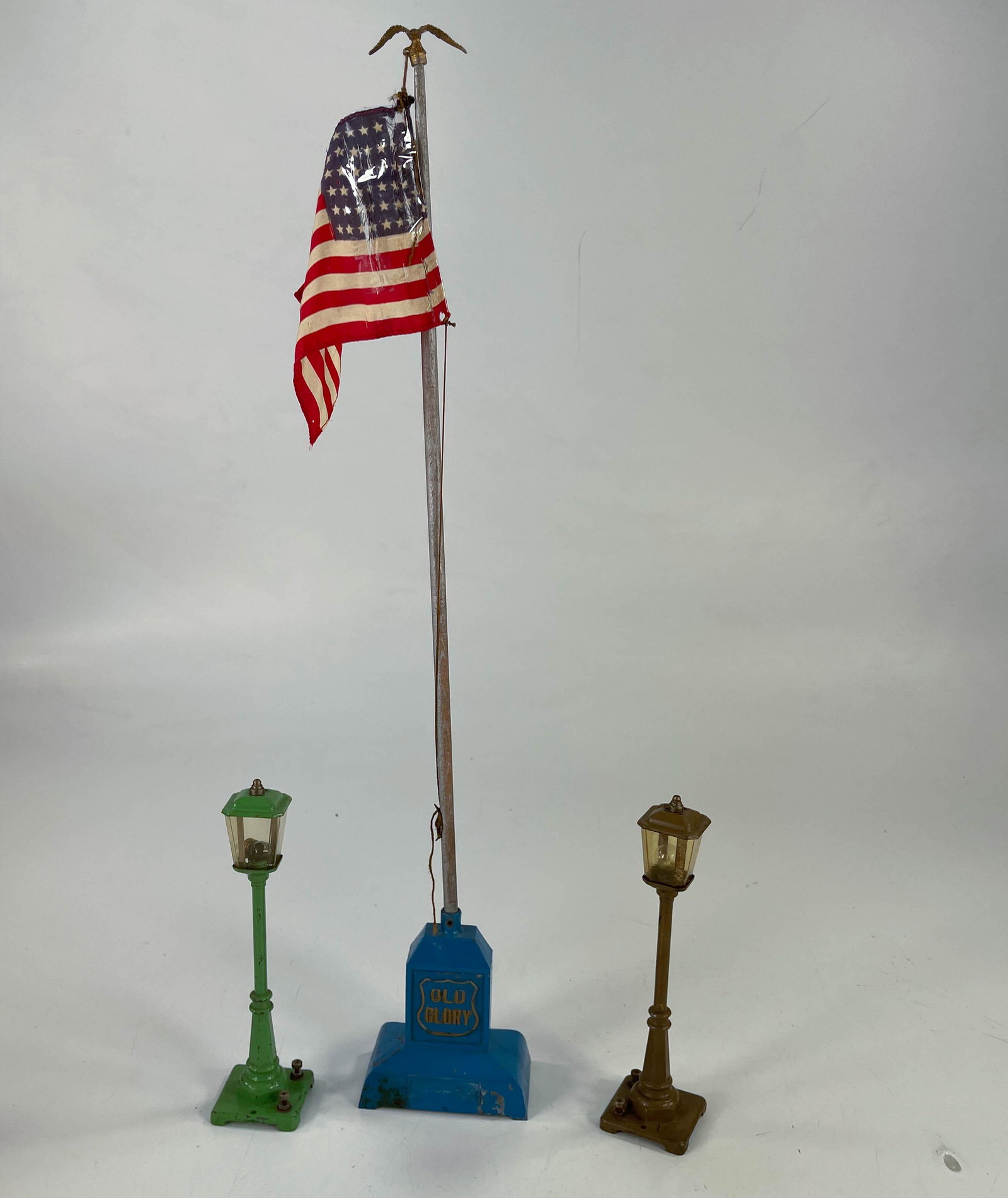 Lionel Prewar #56 Mojave and pea-green lamp post x2 and (1 of 5)
