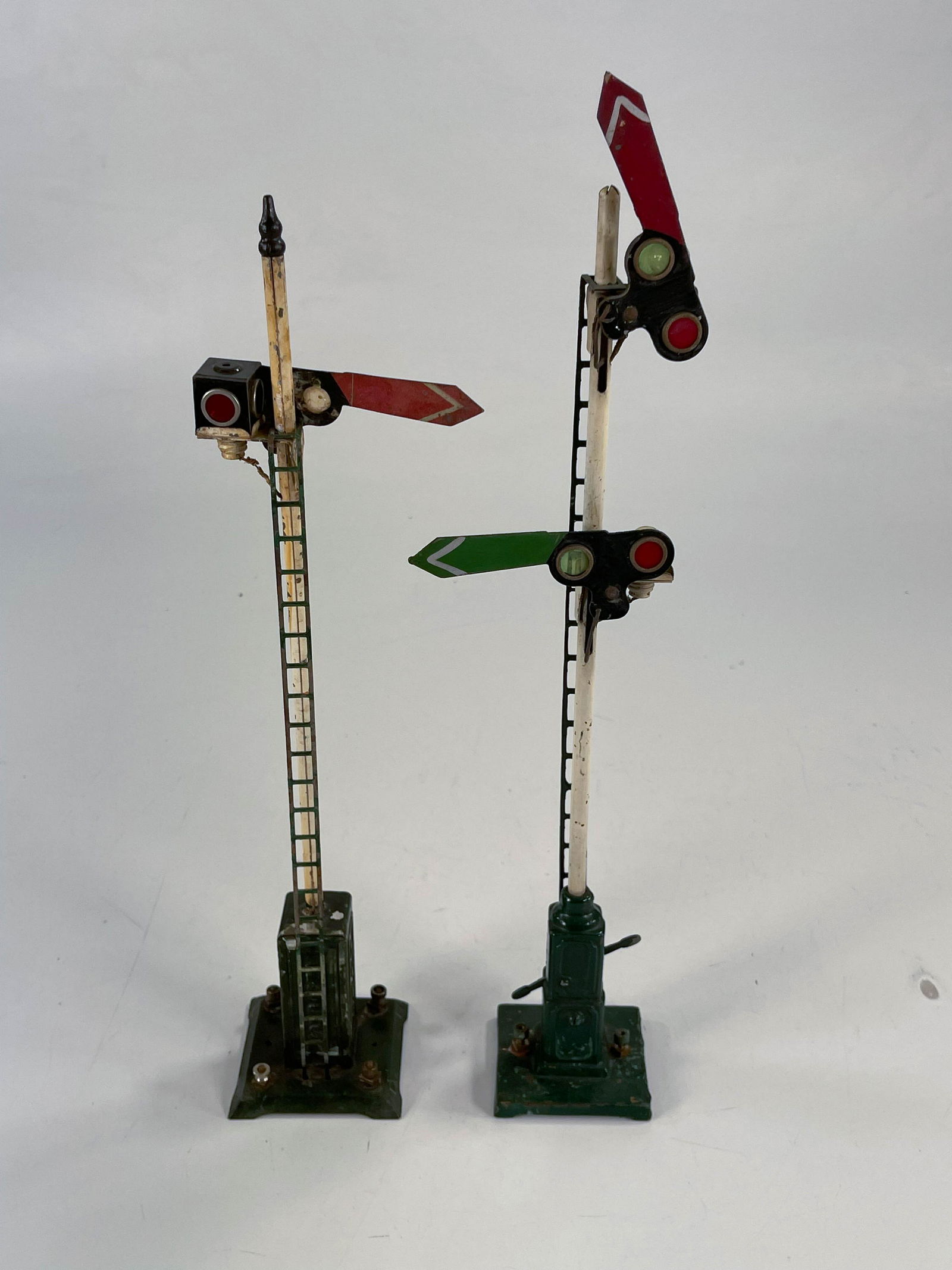 Ives Prewar #330 semaphore single signal tower and #301 (1 of 6)