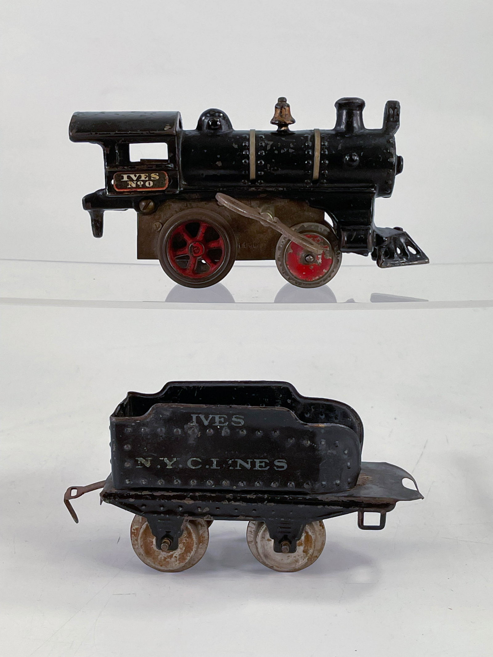 Ives Prewar #0 locomotive with key and black tender: Ives Prewar #0 locomotive with key and black tender, in C6 minus for the loco and C5 for the tender.