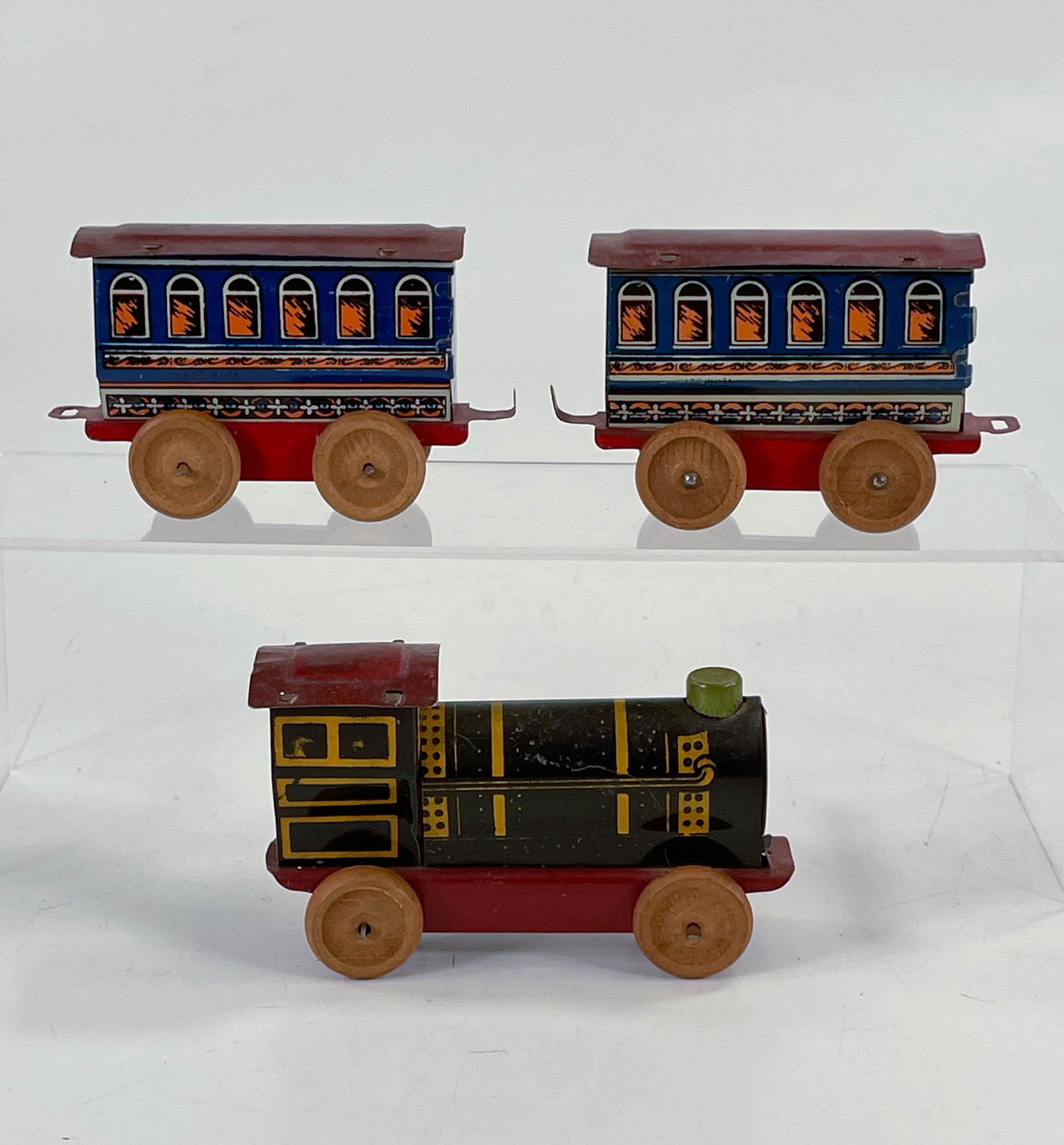 Ohio Art early tin locomotive with two passenger cars (1 of 6)