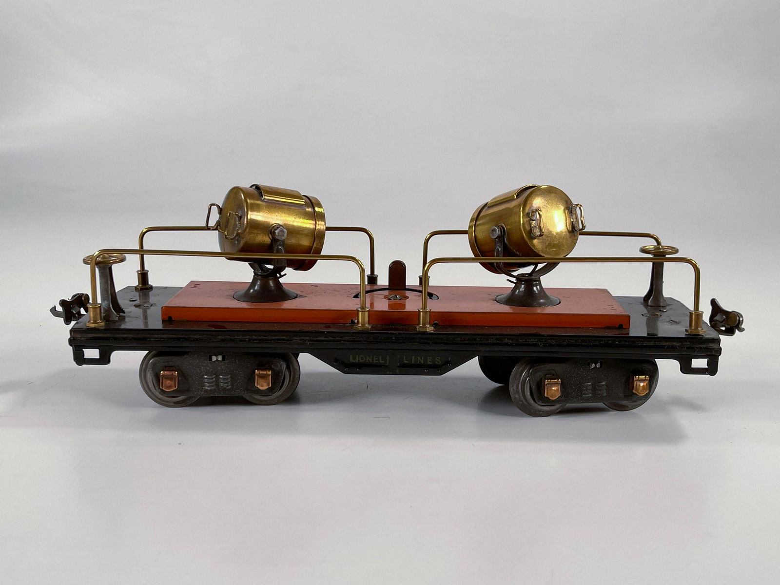 Lionel Prewar #520 Floodlight car with terracotta base (1 of 6)