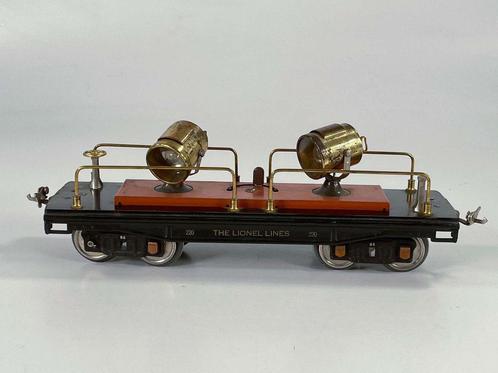 Lionel Prewar #220 Floodlight car with terracotta base (1 of 6)