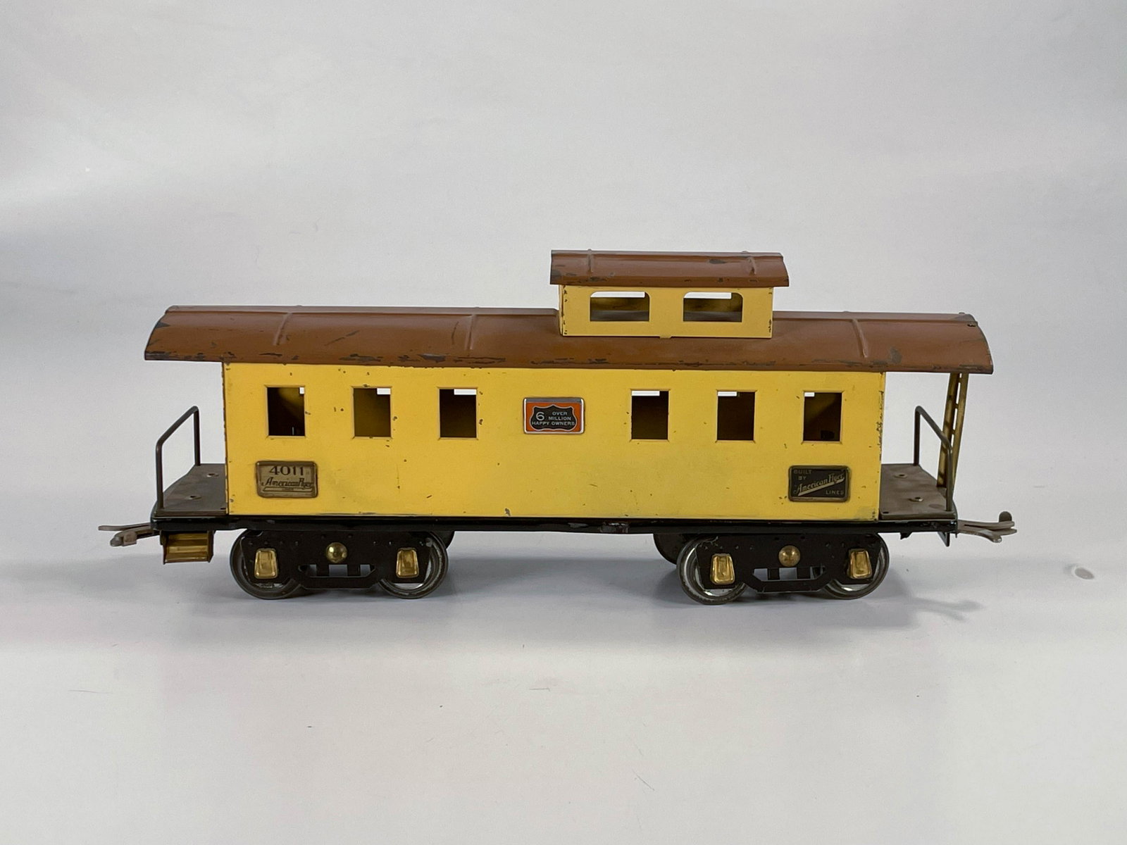 American Flyer Prewar #4011 yellow/tan roof caboose: American Flyer Prewar #4011 yellow/tan roof caboose with black flex trucks, in C6.
