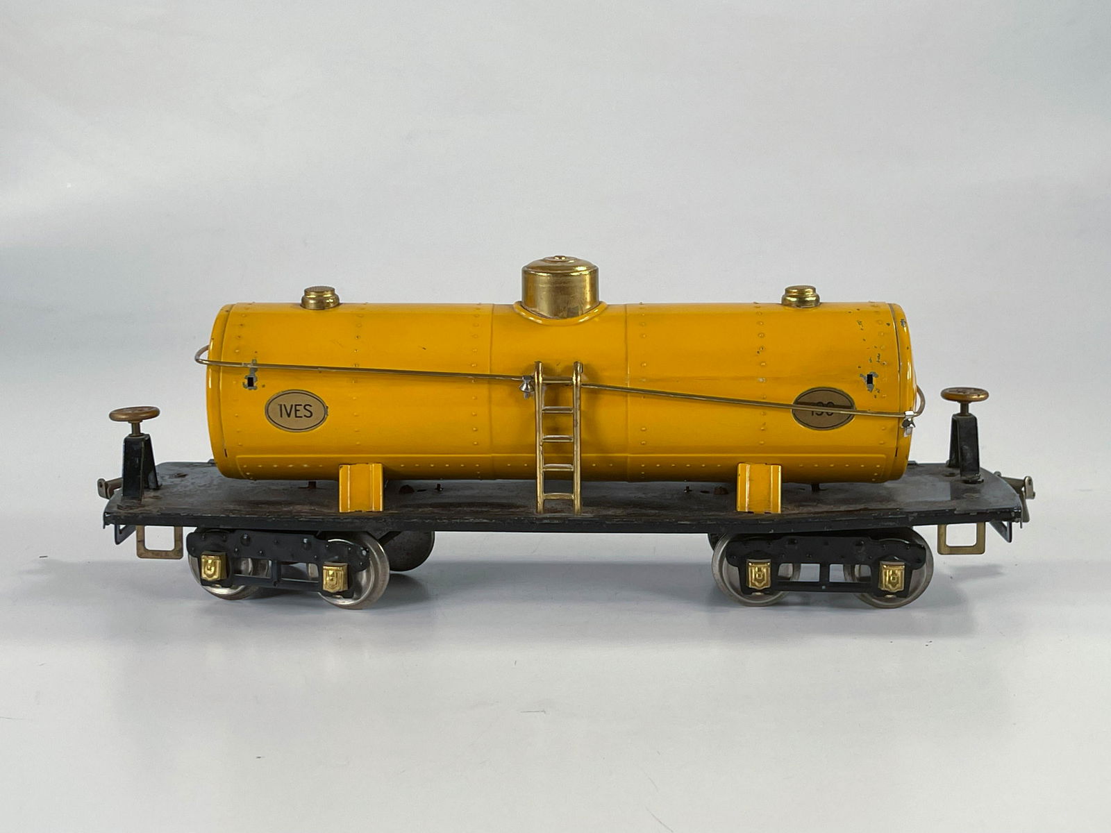 Ives/Lionel Prewar #190 Tank car in yellow (1 of 6)