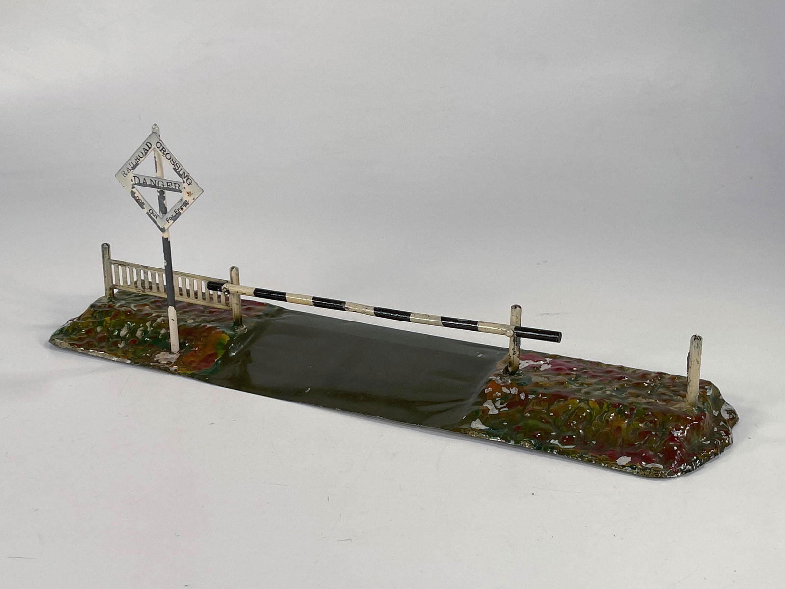 Ives Prewar #216 Crossing gate (1 of 5)