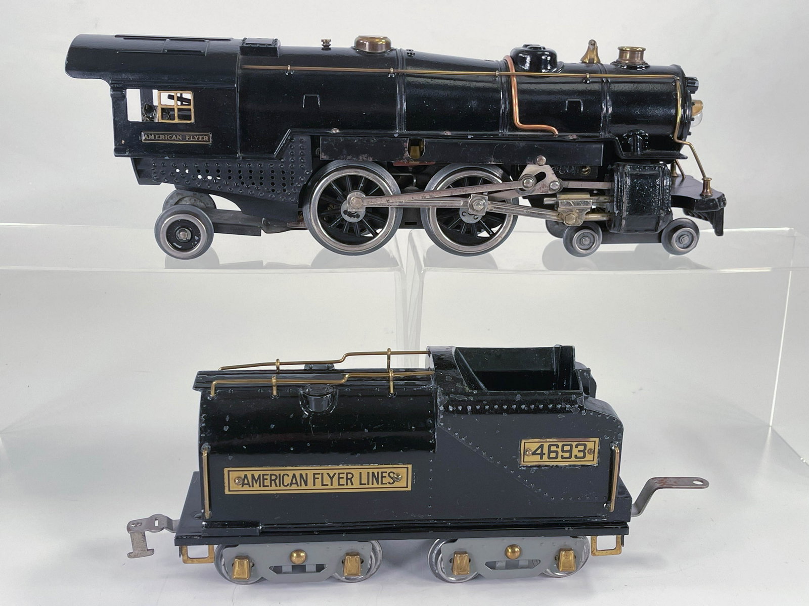 American Flyer Prewar #4680 loco with #4693 vandy: American Flyer Prewar #4680 loco with #4693 vandy tender, in overall C7.