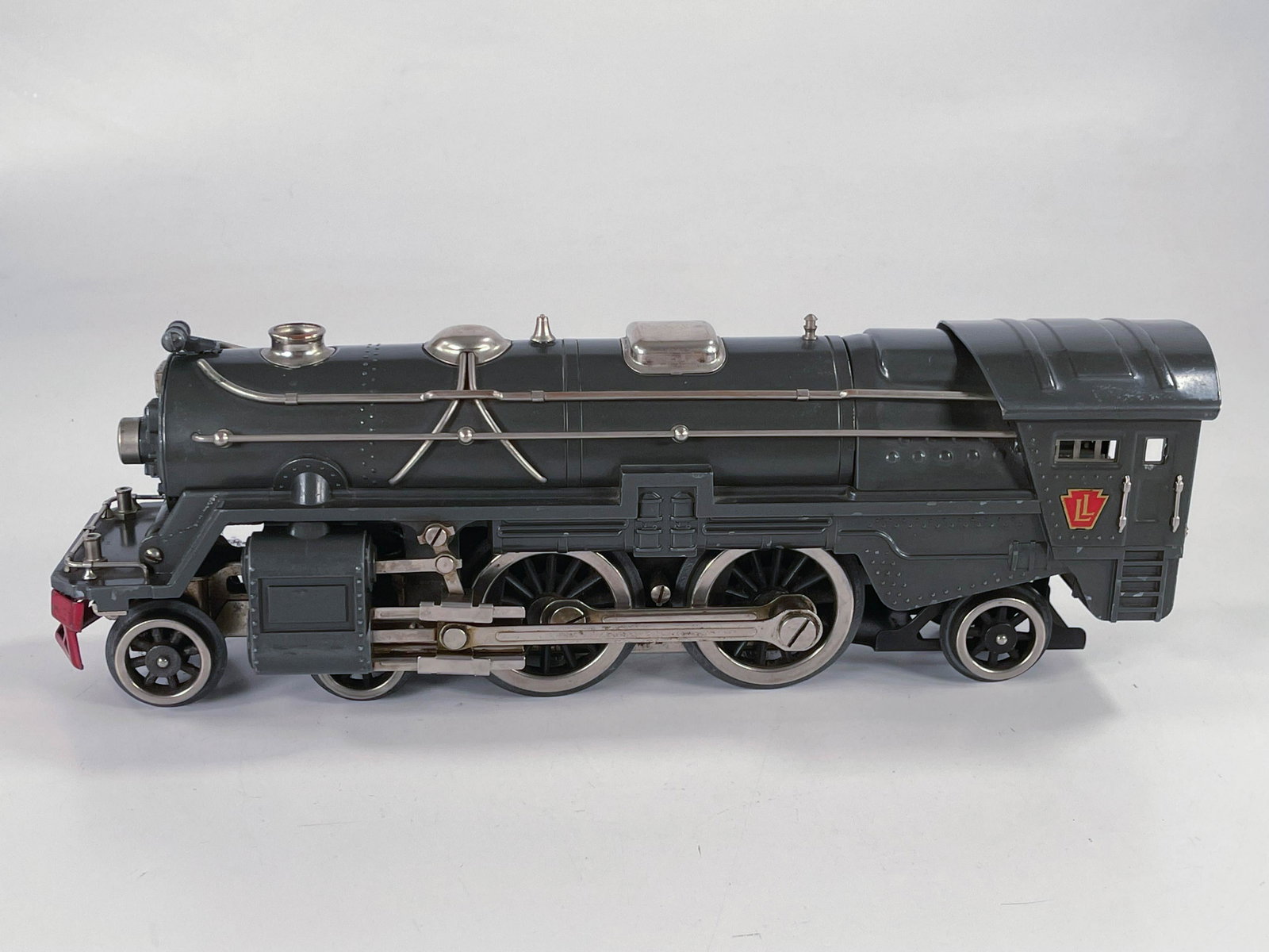 Lionel Prewar #392E gunmetal locomotive only: Lionel Prewar #392E gunmetal locomotive only, in C6 plus based on paint loss to the front of the loco.
