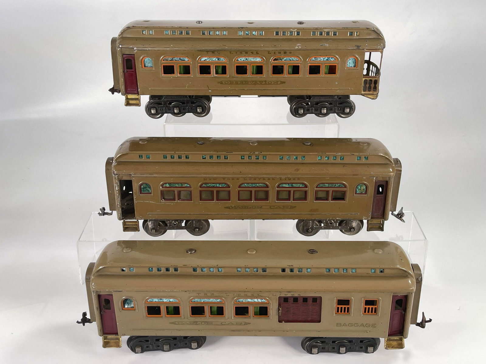 Lionel Prewar #418, #419 and #490 mojave passenger cars: Lionel Prewar #418, #419 and #490 mojave passenger cars, in overall C6 plus to C7 minus condition [the #431 observation car a significant dent at the rear of the roof. See photos].