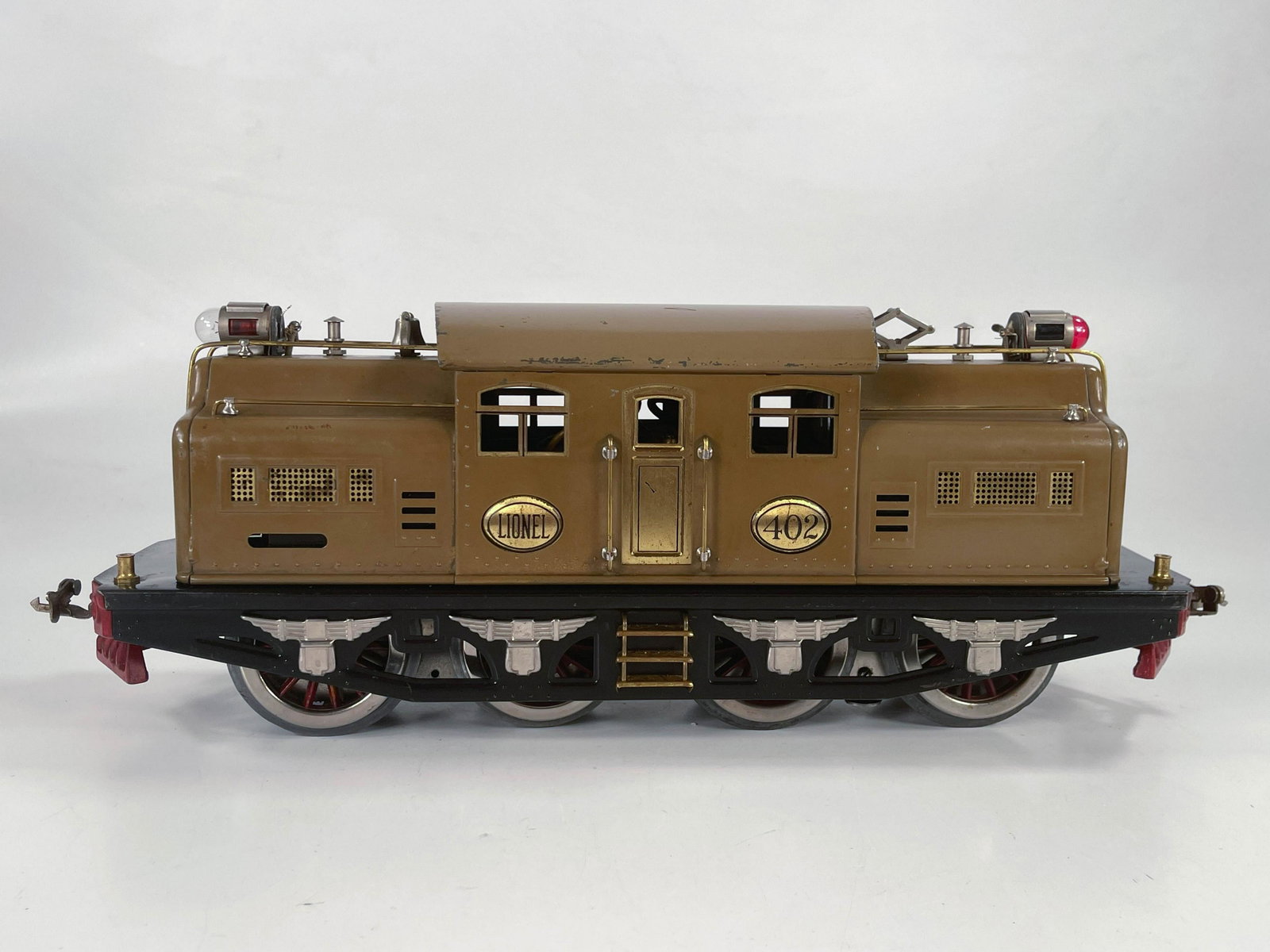 Lionel Prewar #402 mojave electric locomotive: Lionel Prewar #402 mojave electric locomotive, in C7 minus overall condition.