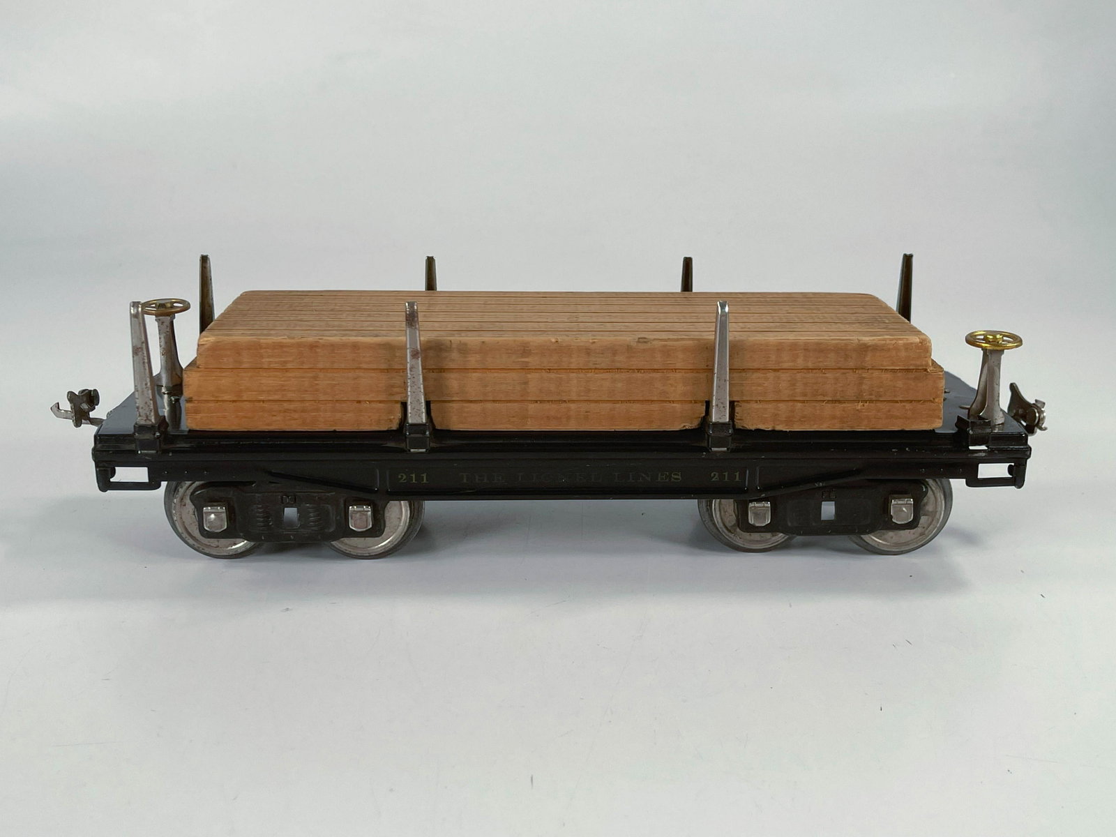 Lionel Prewar #211 Lumber car with load: Lionel Prewar #211 Lumber car with load, in C7.