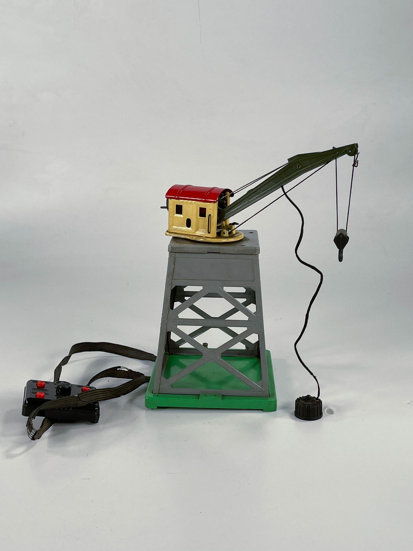 Lionel Prewar #165 magnetic crane with controller (1 of 7)