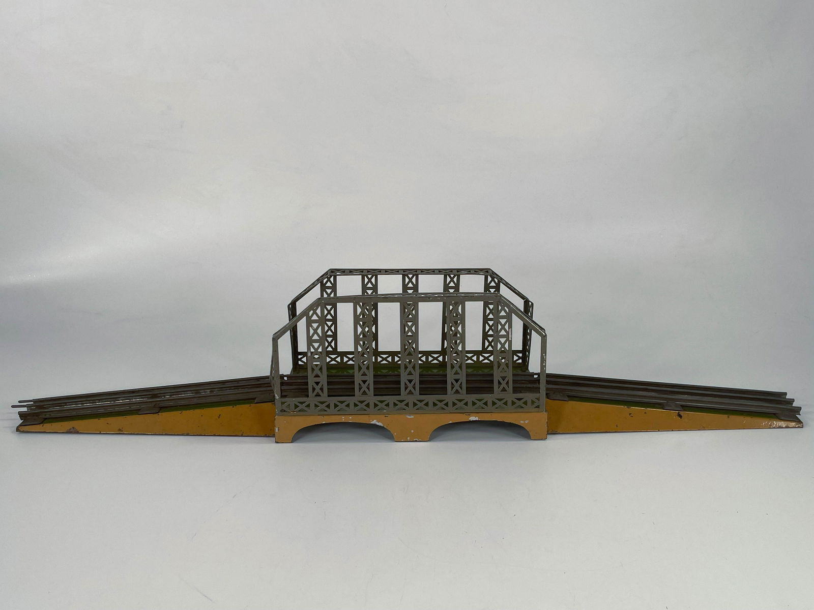 Dorfan Prewar O-Gauge bridge with approach supports (1 of 10)
