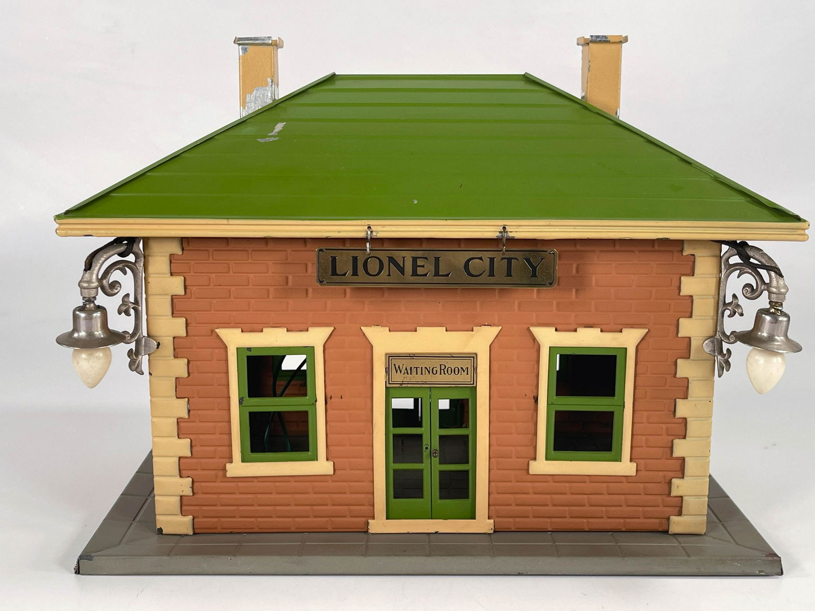 Lionel Prewar #124 Passenger Station with nickel light (1 of 5)