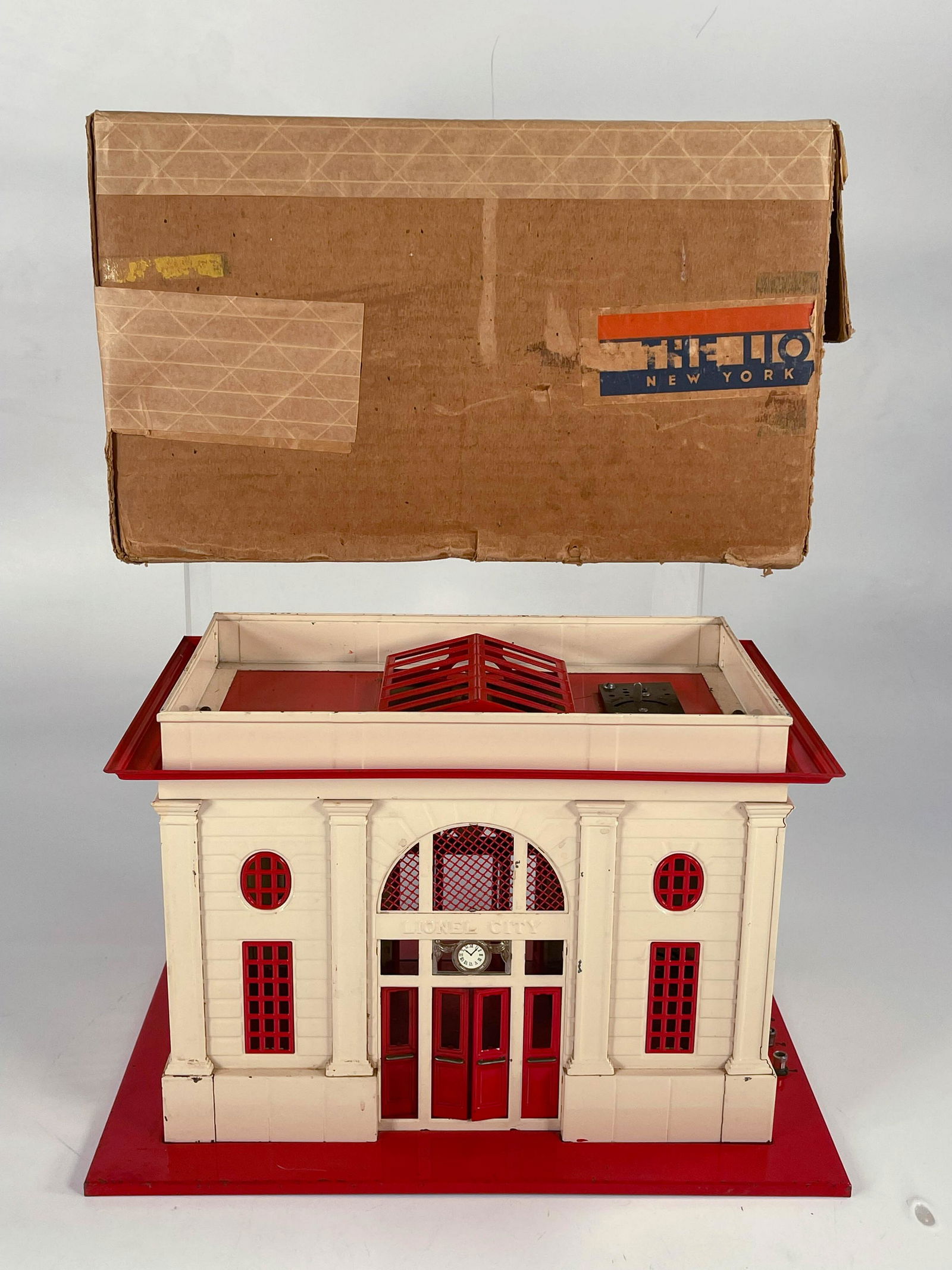 Lionel Prewar #115 passenger station in cream/red base (1 of 14)