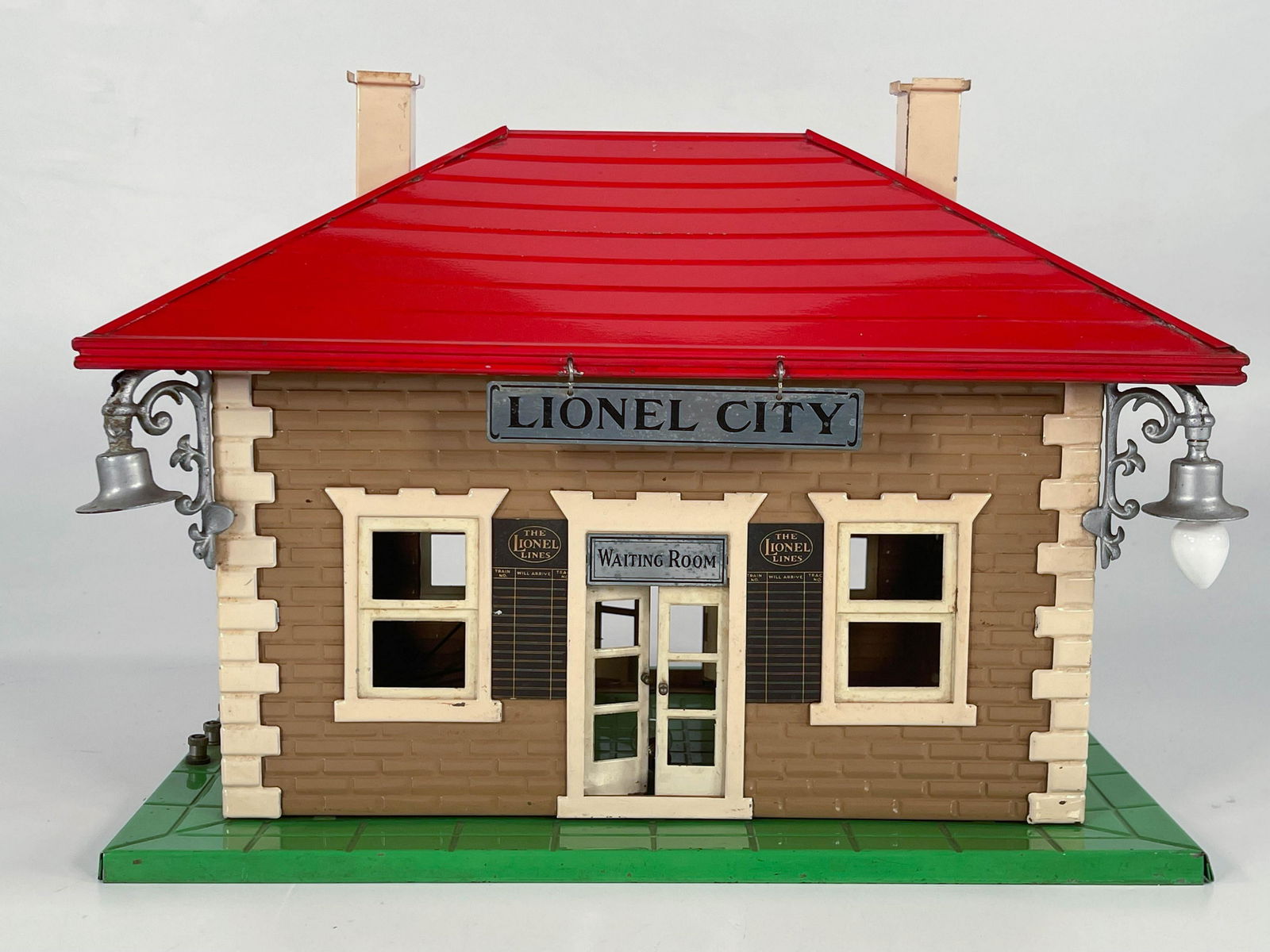 Lionel Prewar #134 passenger station in mojave/red roof (1 of 6)