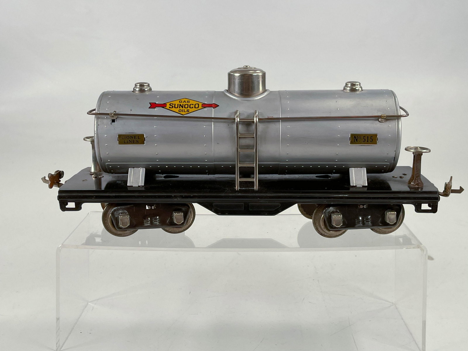 Lionel Prewar #515 silver tank car with Sunoco decals: Lionel Prewar #515 silver tank car with Sunoco decals, in C7.