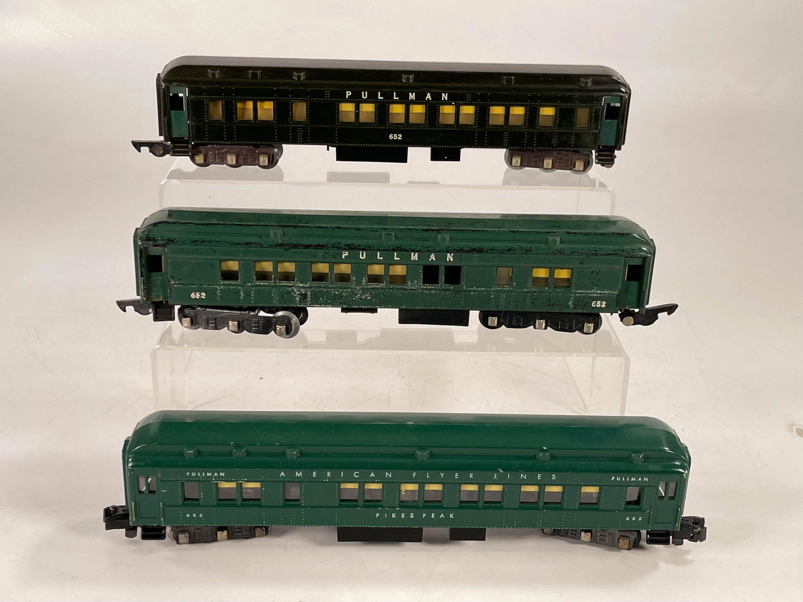 American Flyer S Gauge by Gilbert Green Miscellaneous: American Flyer S Gauge by Gilbert Green Miscellaneous Heavyweight Passenger Cars, including #652 long truck (unpainted dark green), #652 green and #652 Pike's Peak Green, with #652 Long Truck Green Pa