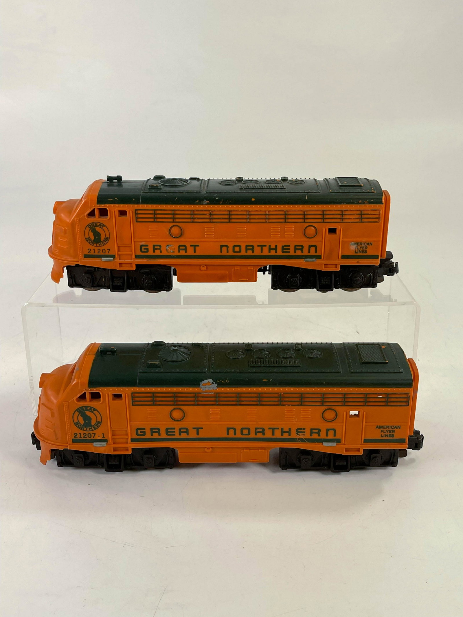 American Flyer S Gauge by Gilbert Great Northern AA F: American Flyer S Gauge by Gilbert Great Northern AA F Units #21207 and #21207-1, with Powered Unit in C6 and Non-Powered Unit in C7 minus (see missing paint on left side of upper roofline).