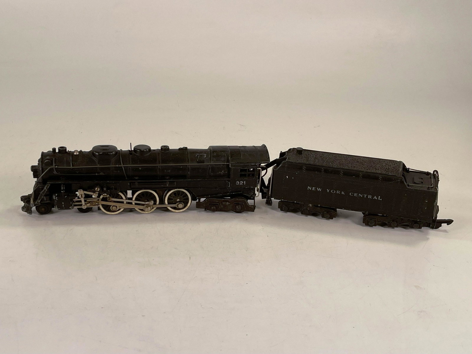 American Flyer S Gauge by Gilbert #321 New York Central: American Flyer S Gauge by Gilbert #321 New York Central Locomotive and Tender, both in C7 overall.