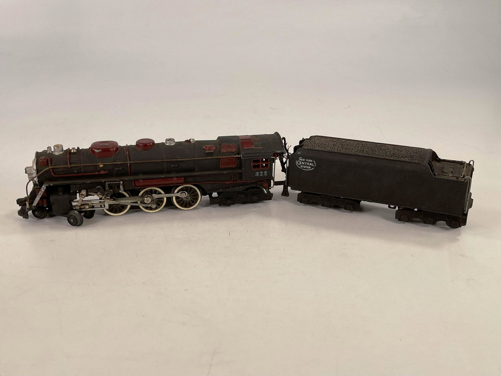 American Flyer S Gauge by Gilbert #325 New York Central: American Flyer S Gauge by Gilbert #325 New York Central locomotive and tender, in C6 with maroon and silver highlights.