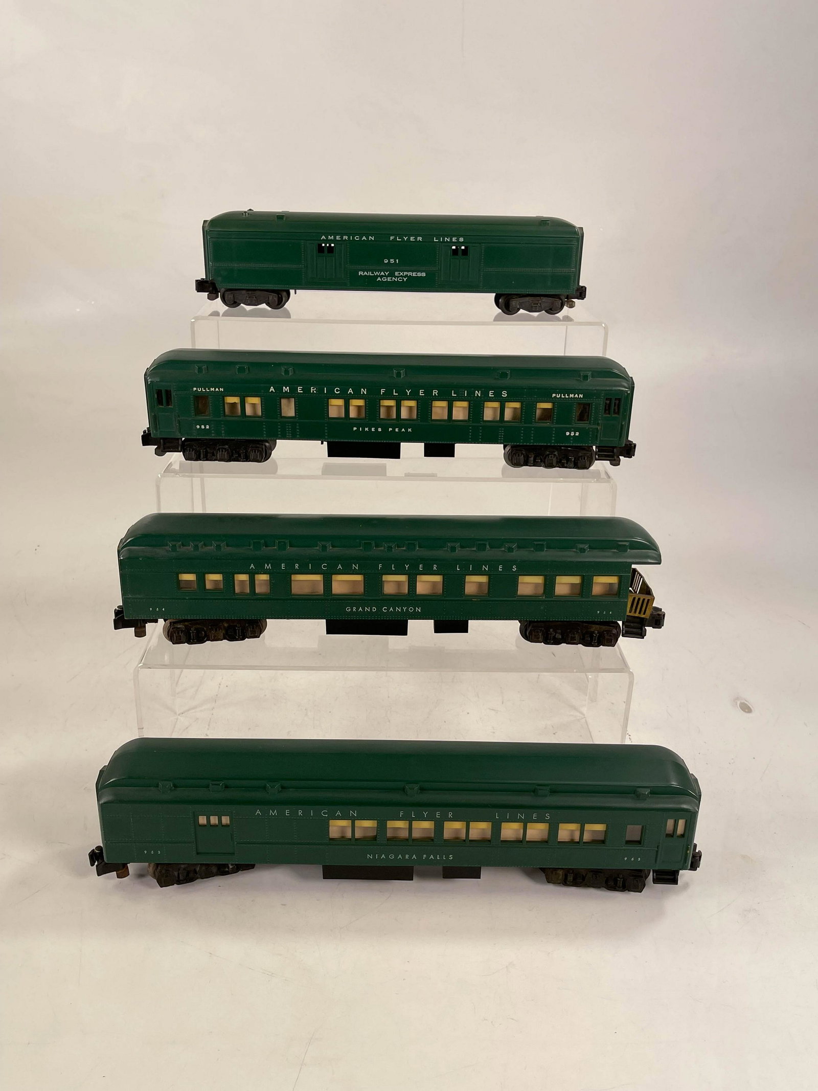 American Flyer S Gauge by Gilbert green passenger cars: American Flyer S Gauge by Gilbert green passenger cars x 4, including #954 observation, #953 combo, #952 pullman, #951 baggage, all in overall C7.