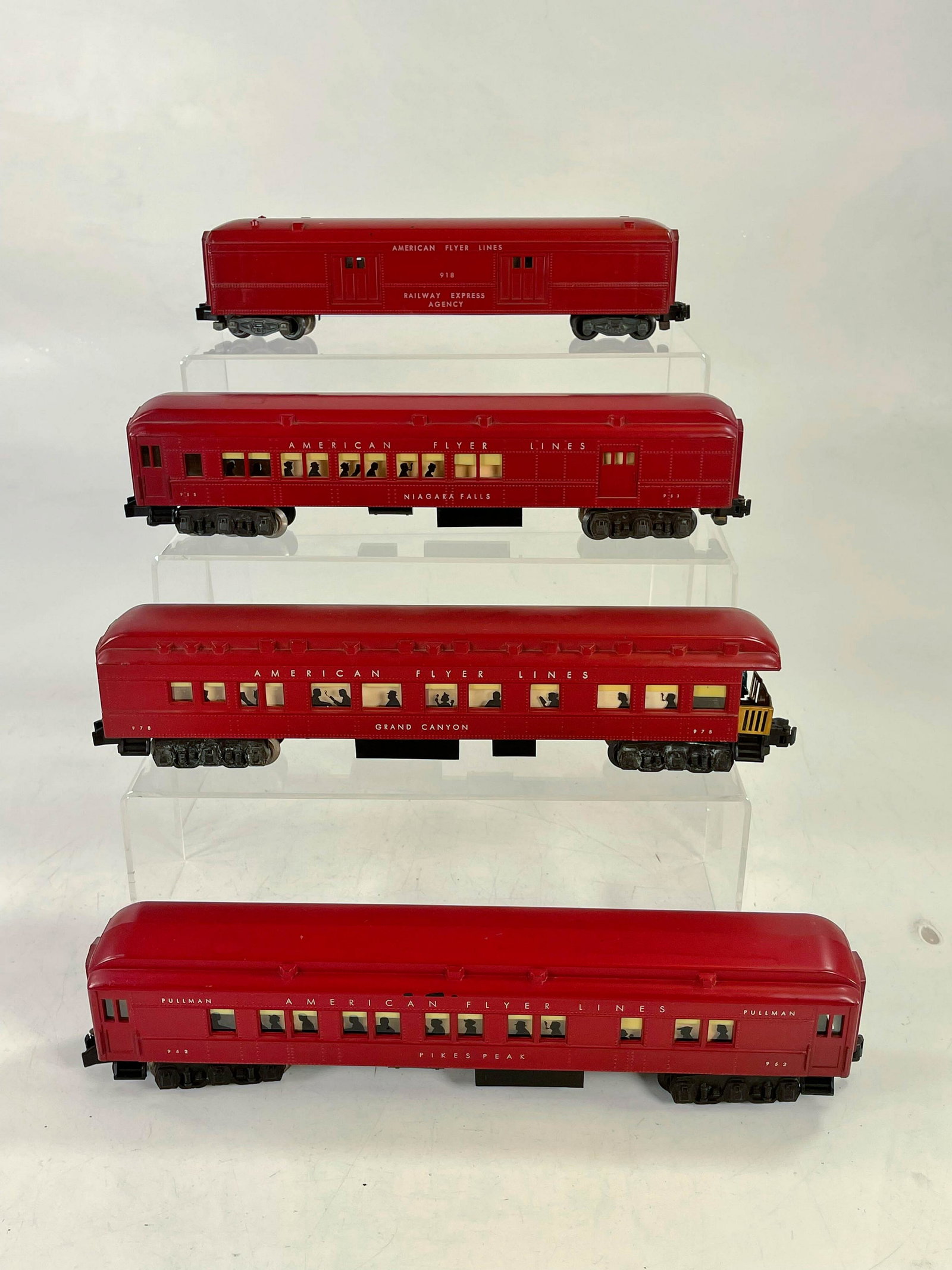 American Flyer S Gauge by Gilbert red passenger car x4: American Flyer S Gauge by Gilbert red passenger car x4 including #952 pullman, #918 baggage, #953 combo, #978 observation, in overall C7.