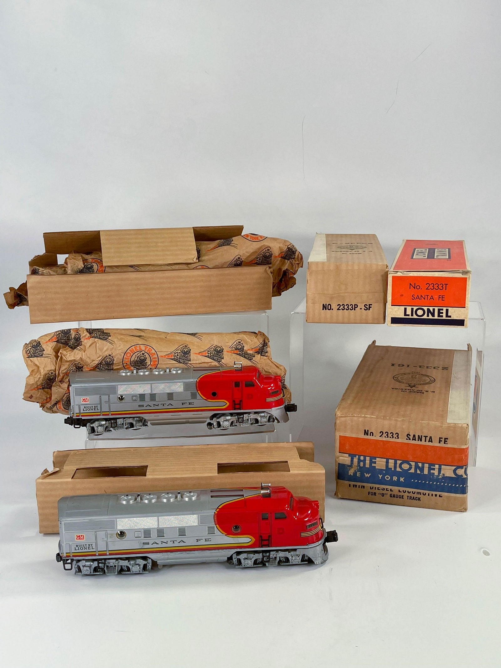 Postwar Lionel O Gauge #2333 Santa Fe F-3 AA Units, in (1 of 15)