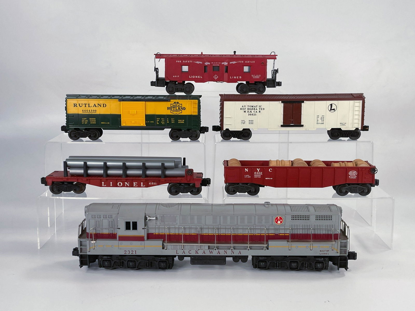 Postwar Lionel O Gauge Set 2243W, with 2321 Gray Top (1 of 11)