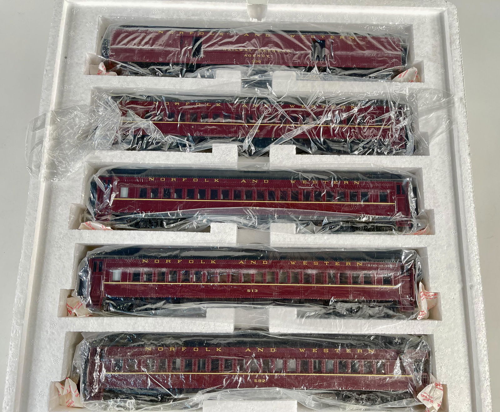 MTH O Gauge Norfolk & Western Five-Car 70' Madison (1 of 4)