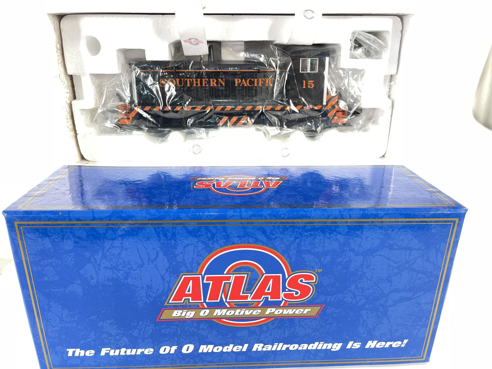 Atlas O Gauge EMD SW8 (PH.11) Southern Pacific Diesel (1 of 3)