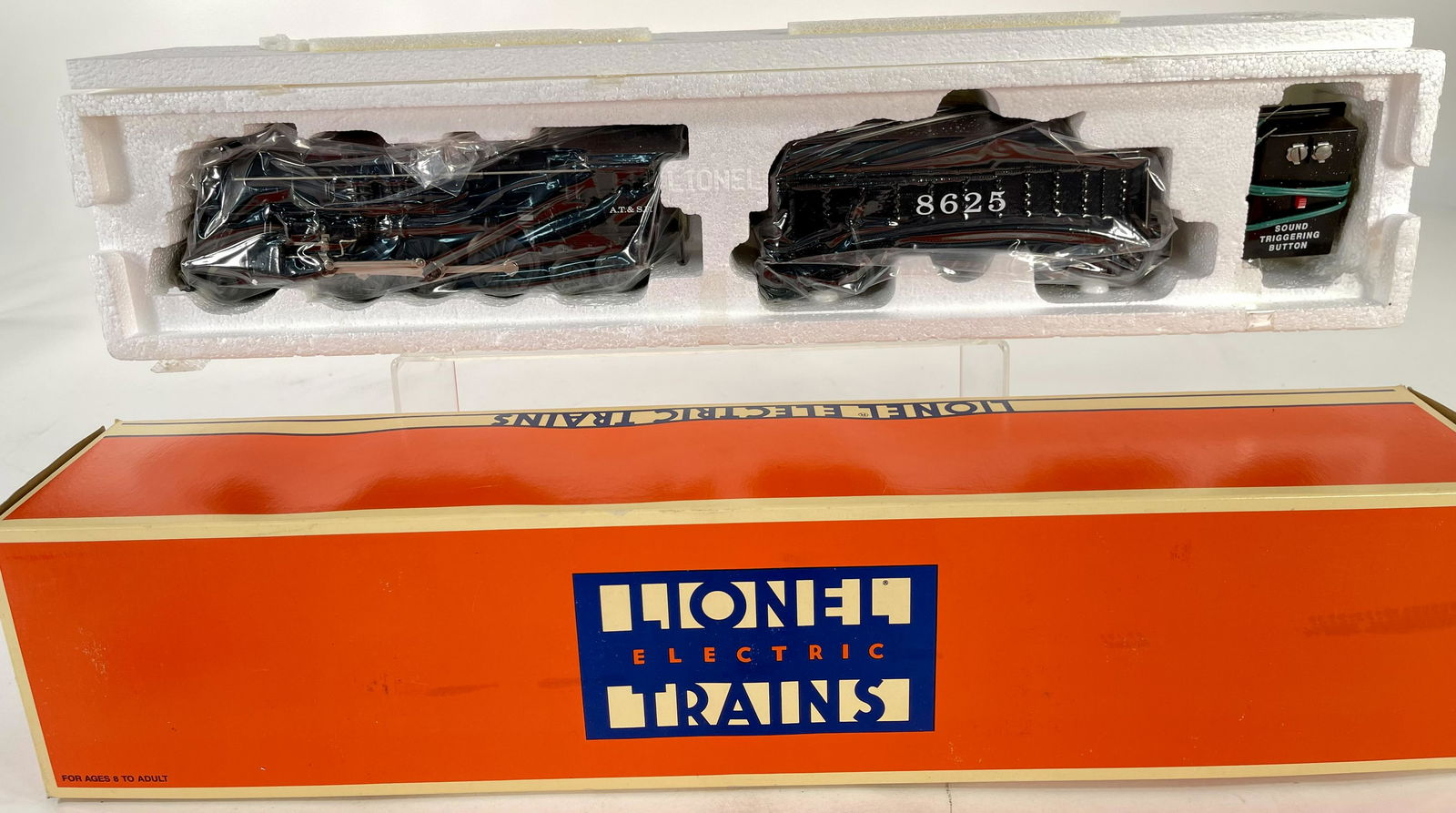 Lionel O Gauge Santa Fe 2-6-4 Locomotive and Tender, in: Lionel O Gauge Santa Fe 2-6-4 Locomotive and Tender, in Original Box, with Santa Fe 2-6-4 Locomotive and Tender 6-18635 in C10 factory new.