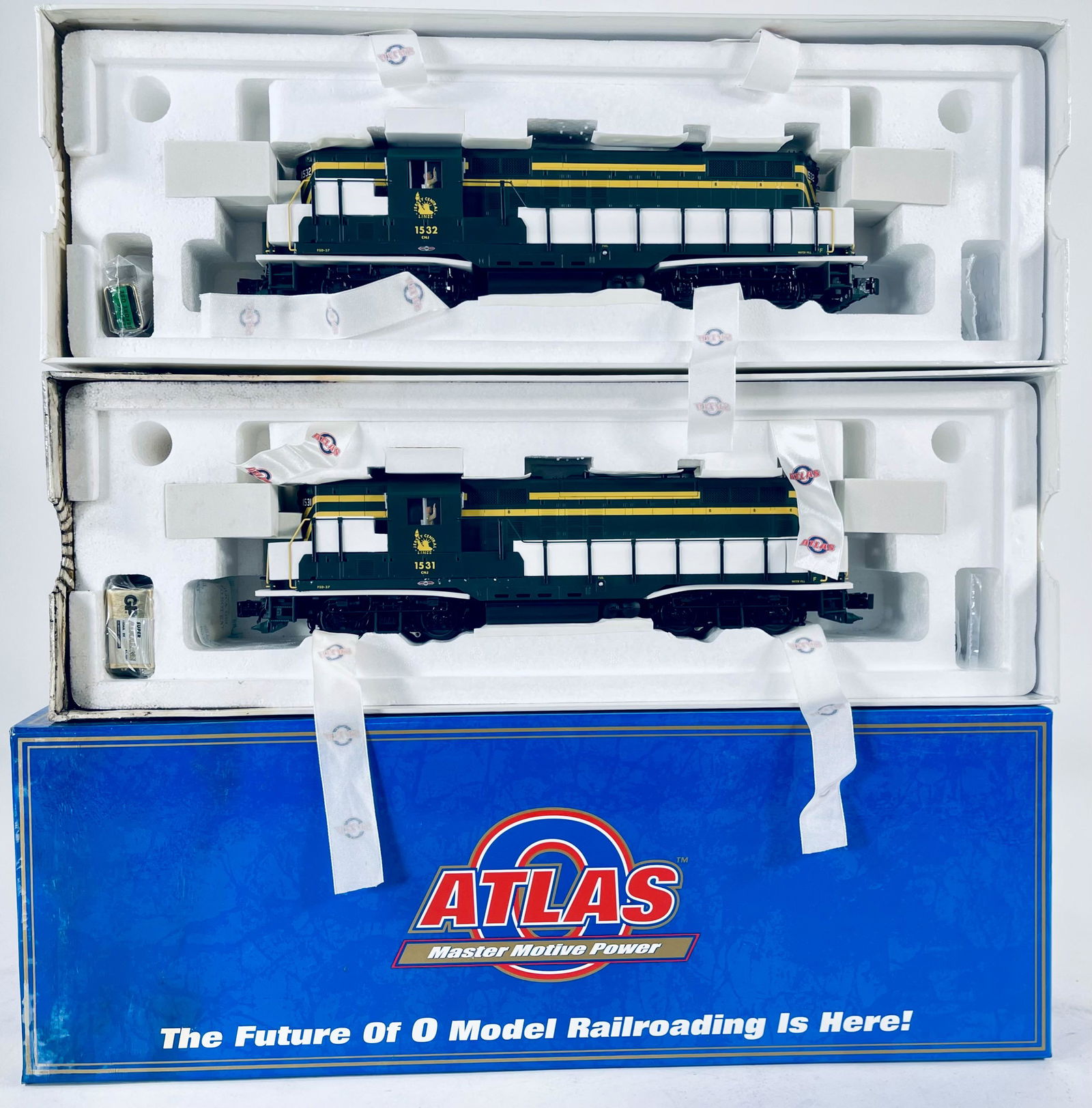 Atlas O Gauge GP-9 Jersey Central Locomotive and GP-9 (1 of 5)