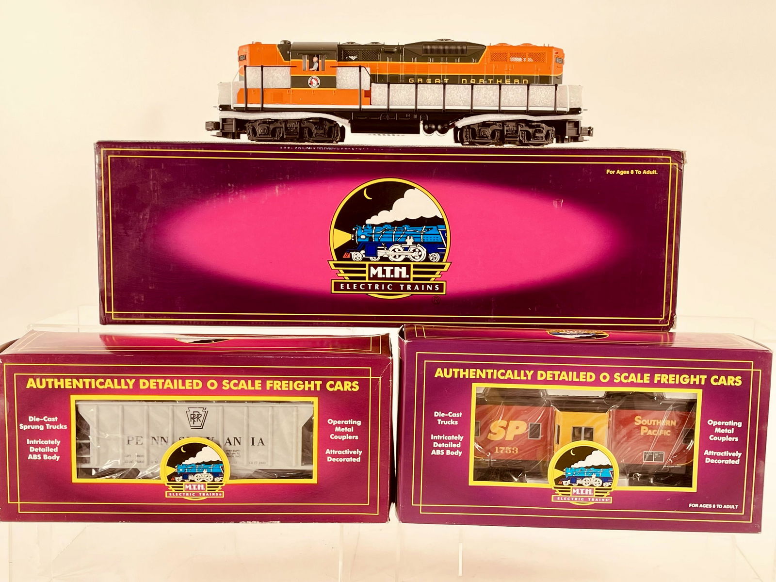 MTH O Gauge Great Northern GP-7 Diesel and Two Freight (1 of 5)