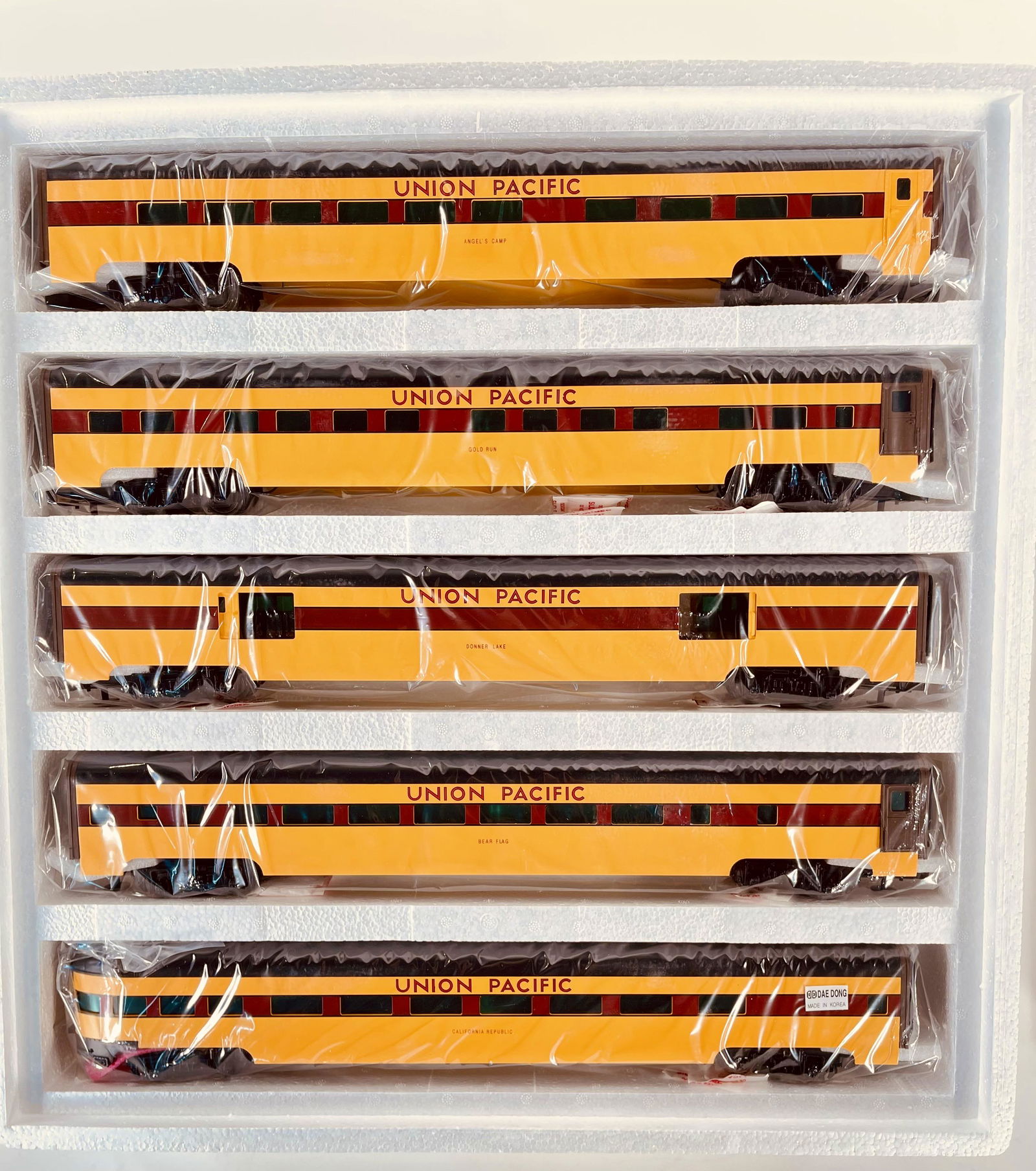 MTH O Gauge Union Pacific Yellow and Black Five (1 of 1)