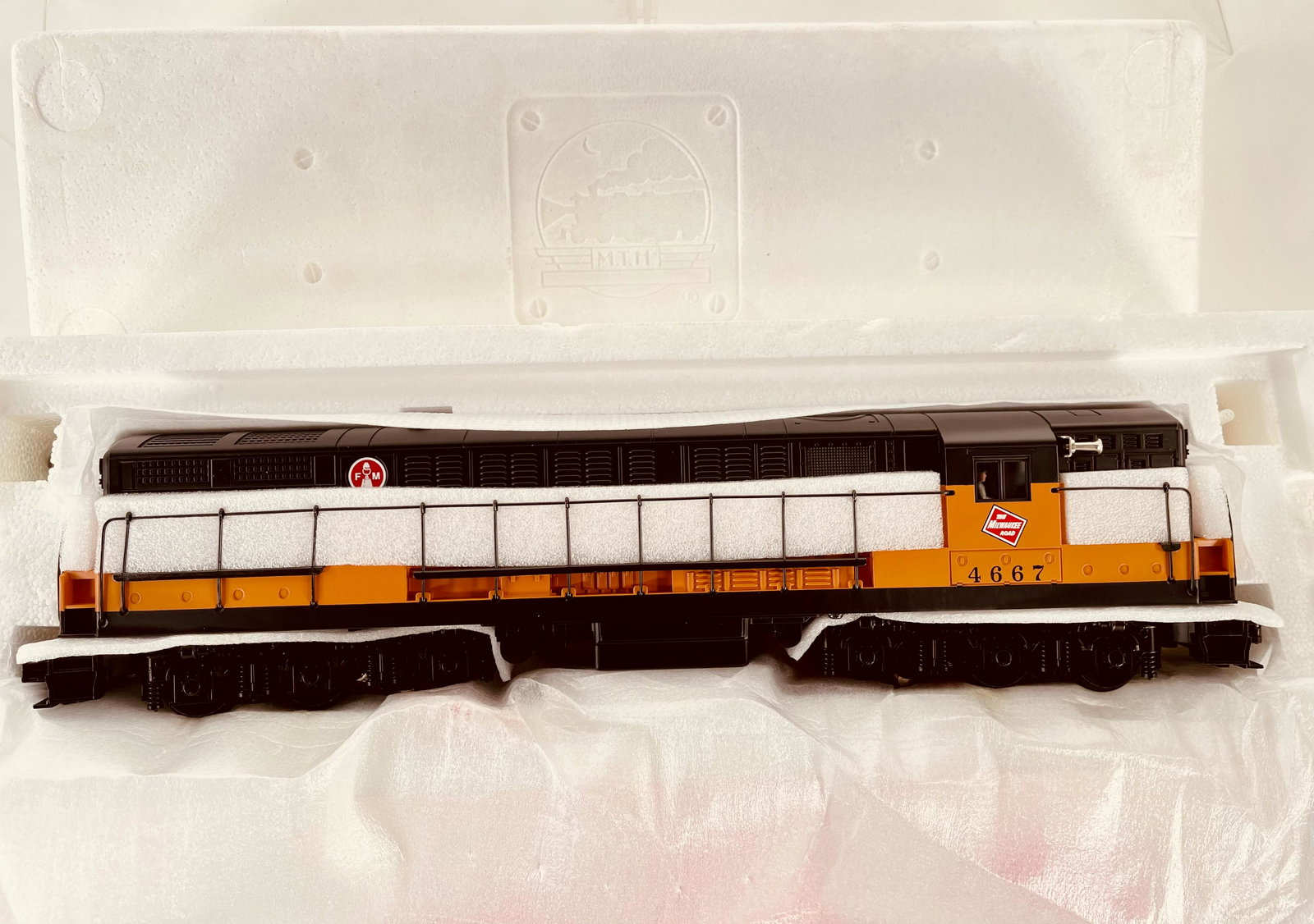 MTH O Gauge Trainmaster 4667 Locomotive The Milwaukee (1 of 2)