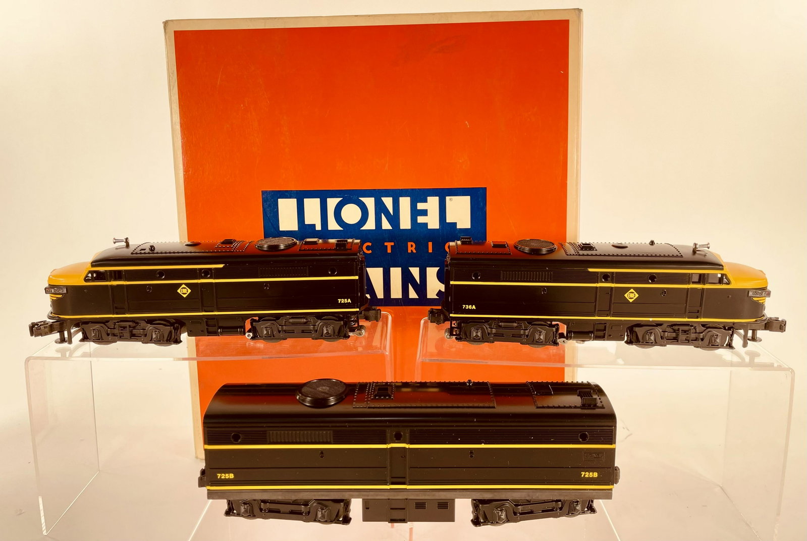 Lionel O Gauge Erie Alco A-B-A Diesel Engines, in: Lionel O Gauge Erie Alco A-B-A Diesel Engines, in C10 factory new and some slight wear to the original box.