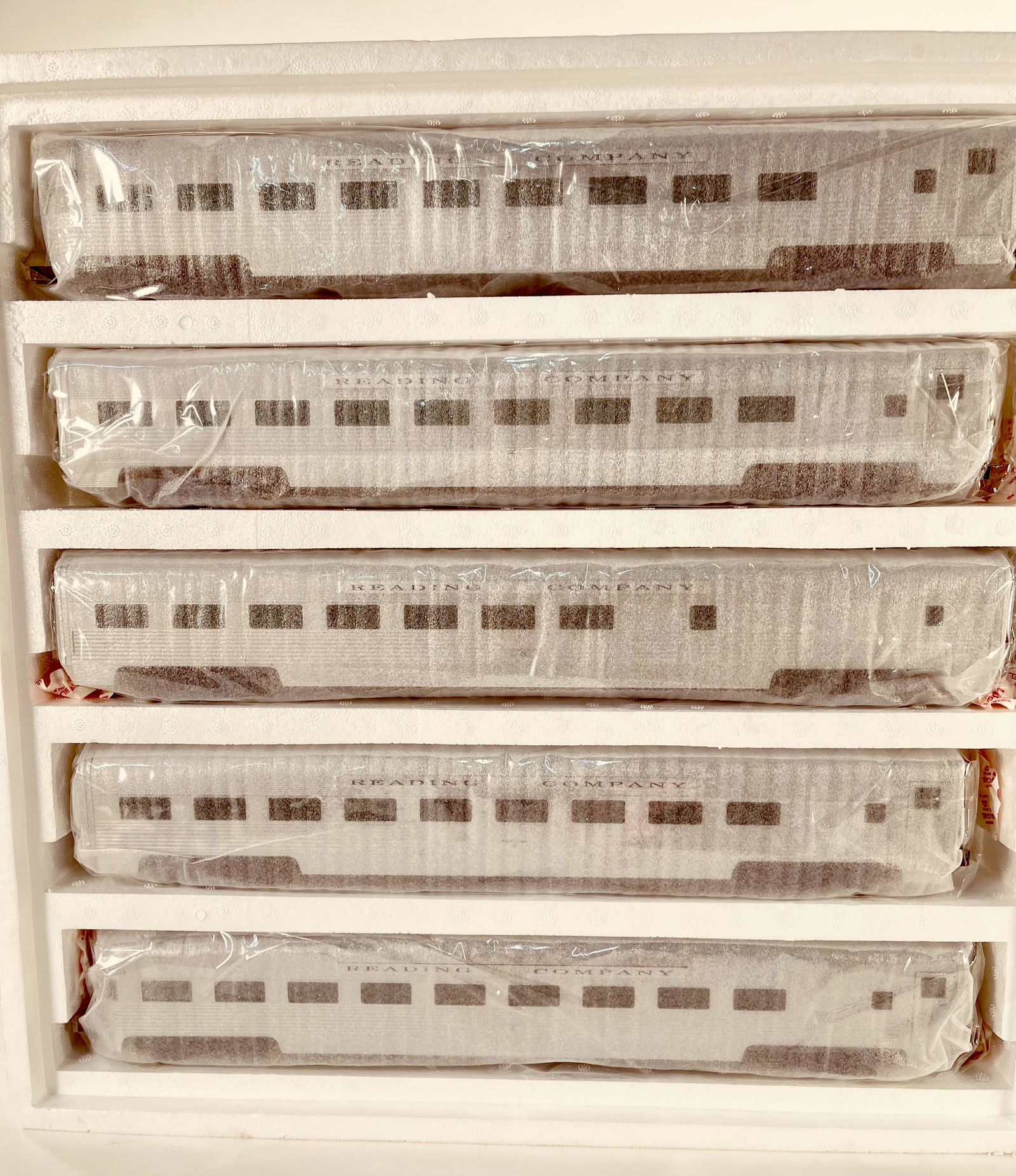 MTH O Gauge Five (5) Car Reading Company Streamliner (1 of 1)