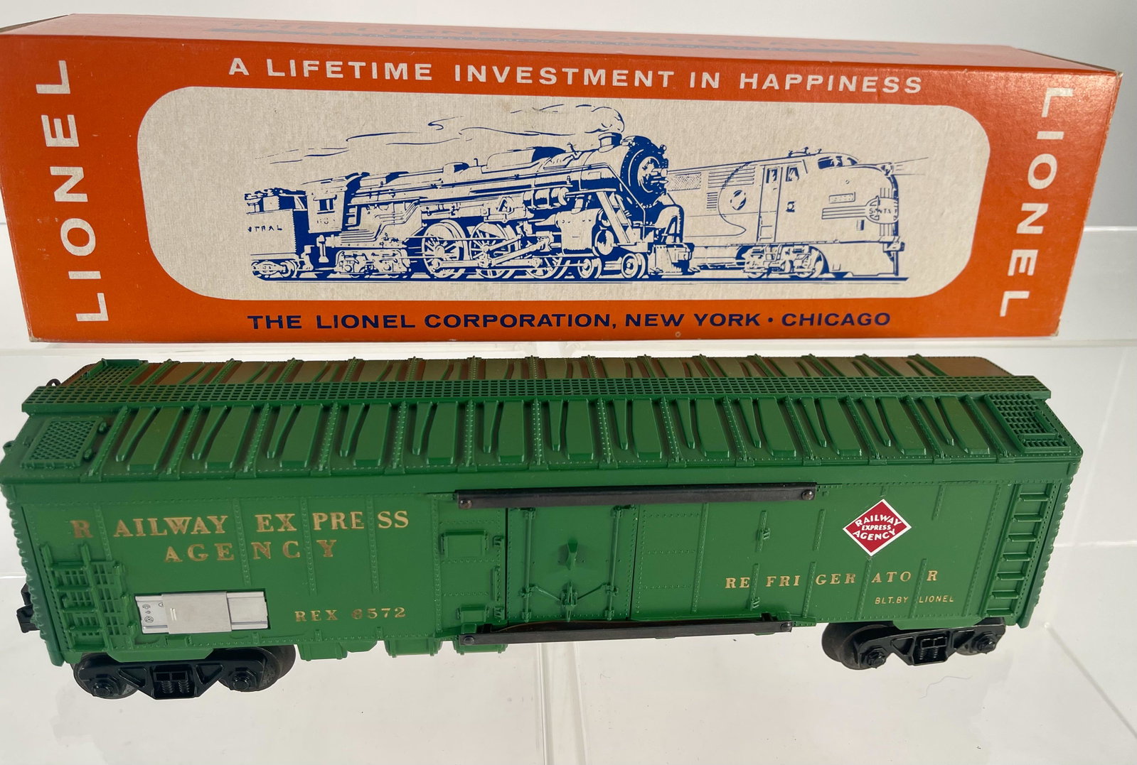 Lionel Postwar 6572 Railway Express Car with Original: Lionel Postwar 6572 Railway Express Car with Original Box, with the 6572 in LN minus in a crisp picture box.