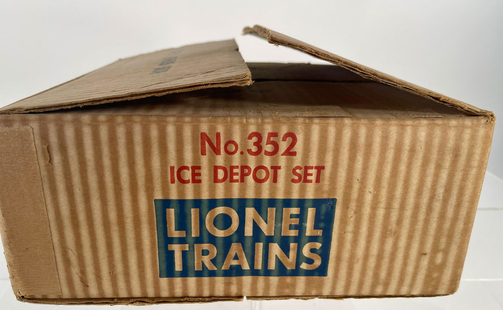 Lionel Postwar 352 Ice Depot Set, in Original Box (1 of 8)