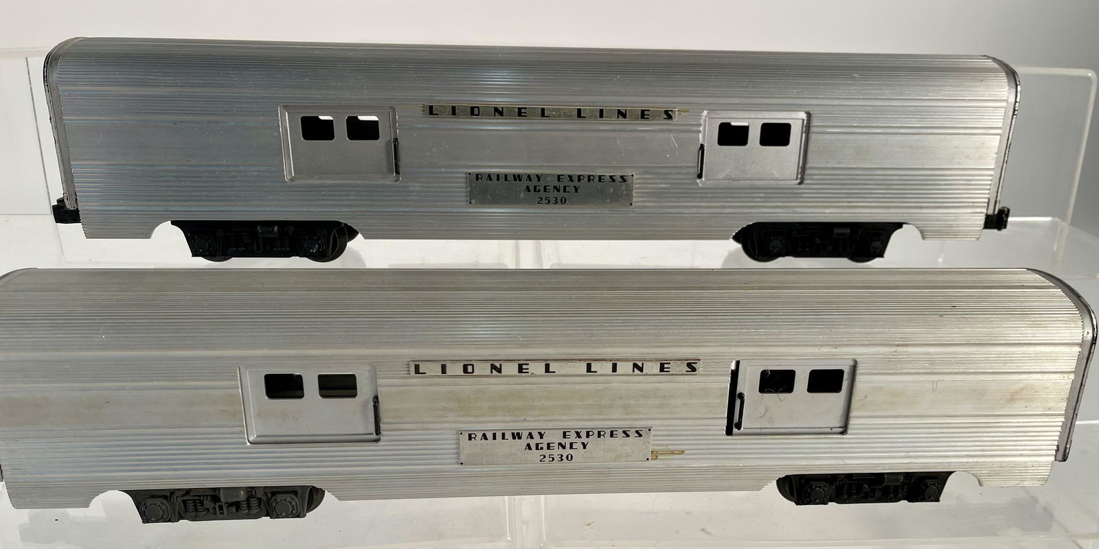 Lionel Postwar 2530 Regular Small Door Baggage Car x 2 (1 of 16)