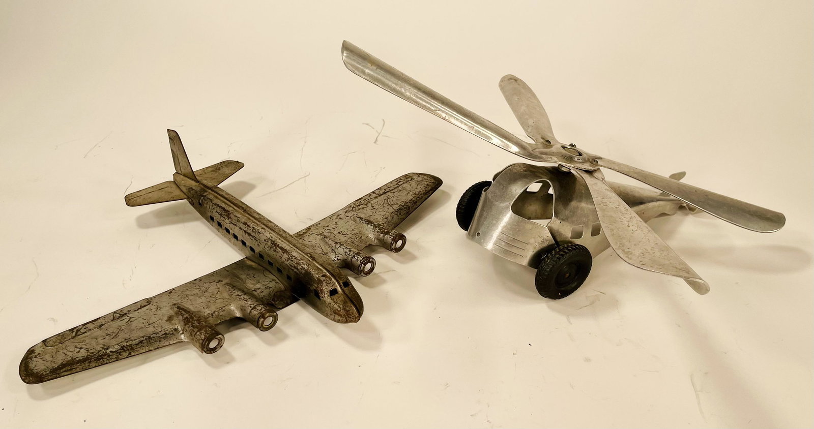 Strouse Silver Eagle Windup Group of Two Planes (1 of 4)