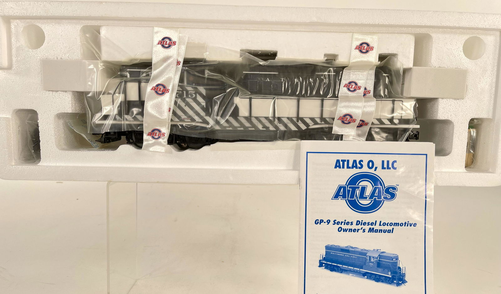 Atlas O Gauge GP 9 Santa Fe Diesel in Original (1 of 2)