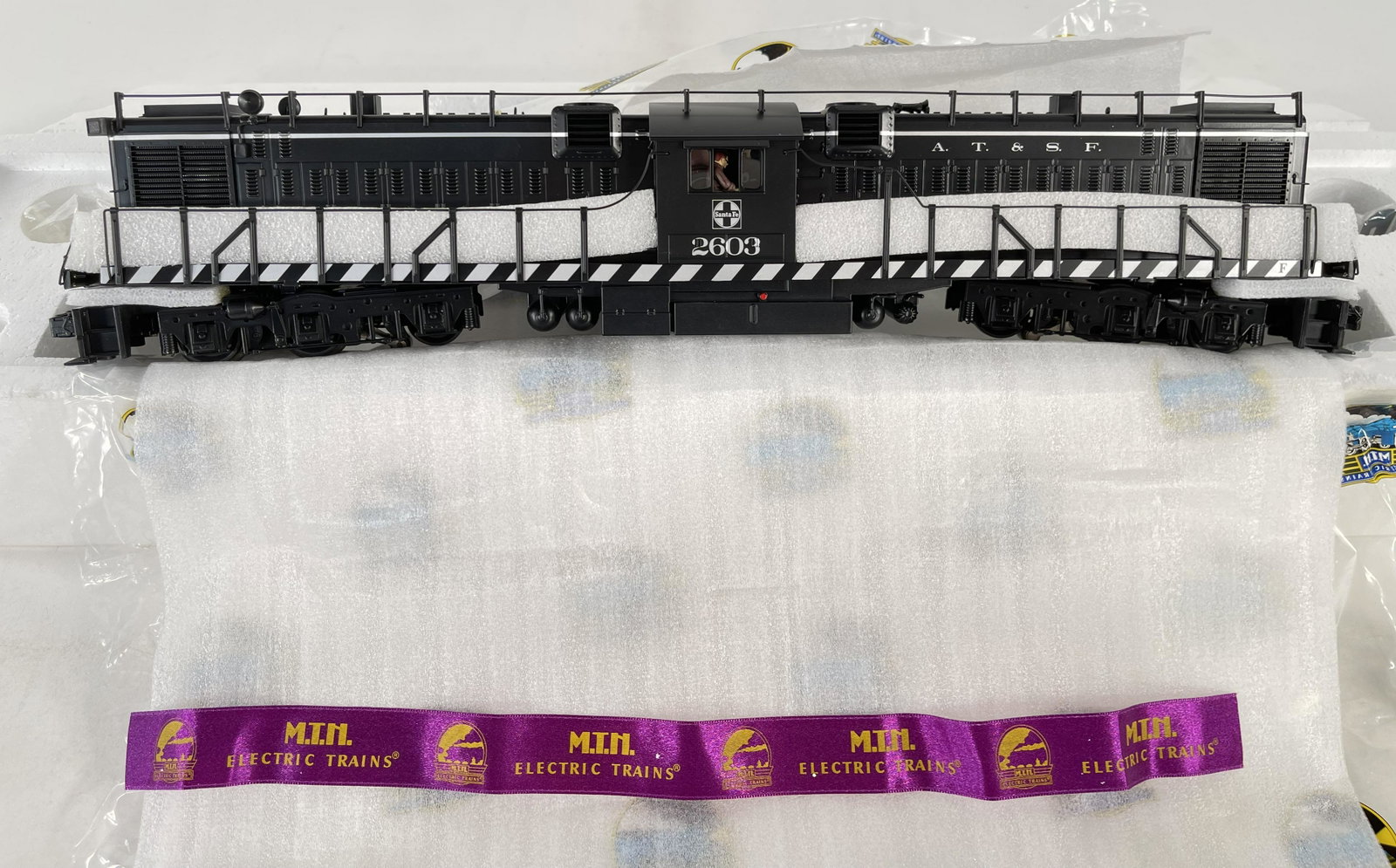MTH O Gauge Santa Fe Scale 2500 HP Transfer MD113 in: MTH O Gauge Santa Fe Scale 2500 HP Transfer MD113 in Original Styrofoam Packing, in C10 factory new condition with ProtoSound 2. This piece is missing its original box.