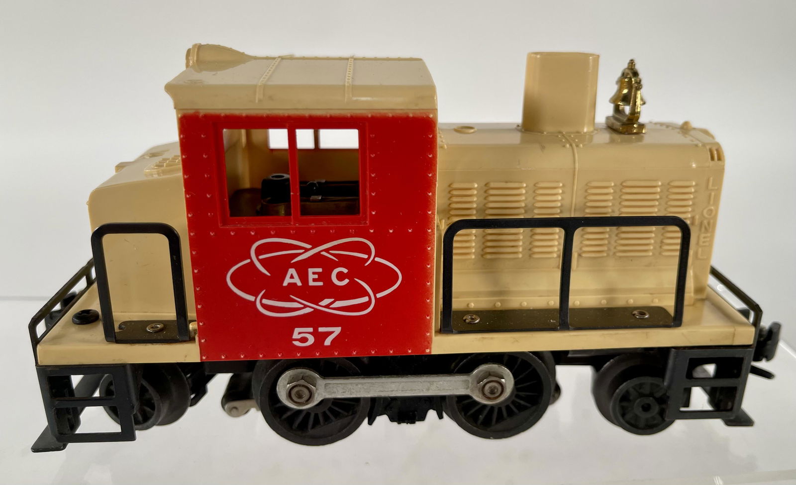 Postwar Lionel O Gauge 57 AEC Switcher in LTI Original (1 of 5)