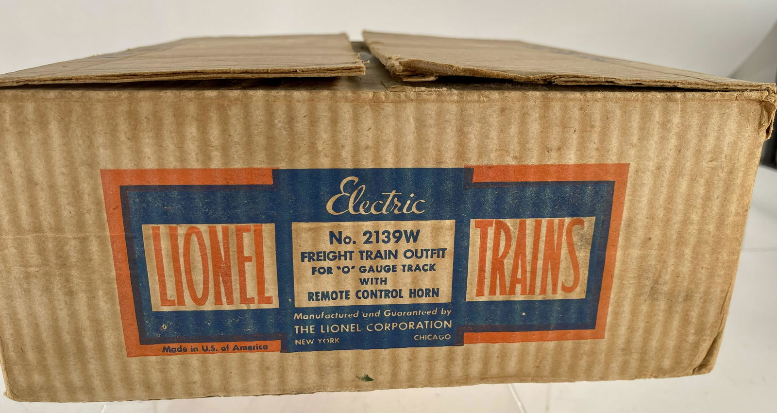 Postwar Lionel O Gauge 2139W Set Box Only from 1949: Postwar Lionel O Gauge 2139W Set Box Only. This set box contained the 1949 GG-1 Freight Set. The set box shows light wear. There are no contents in this Lot.